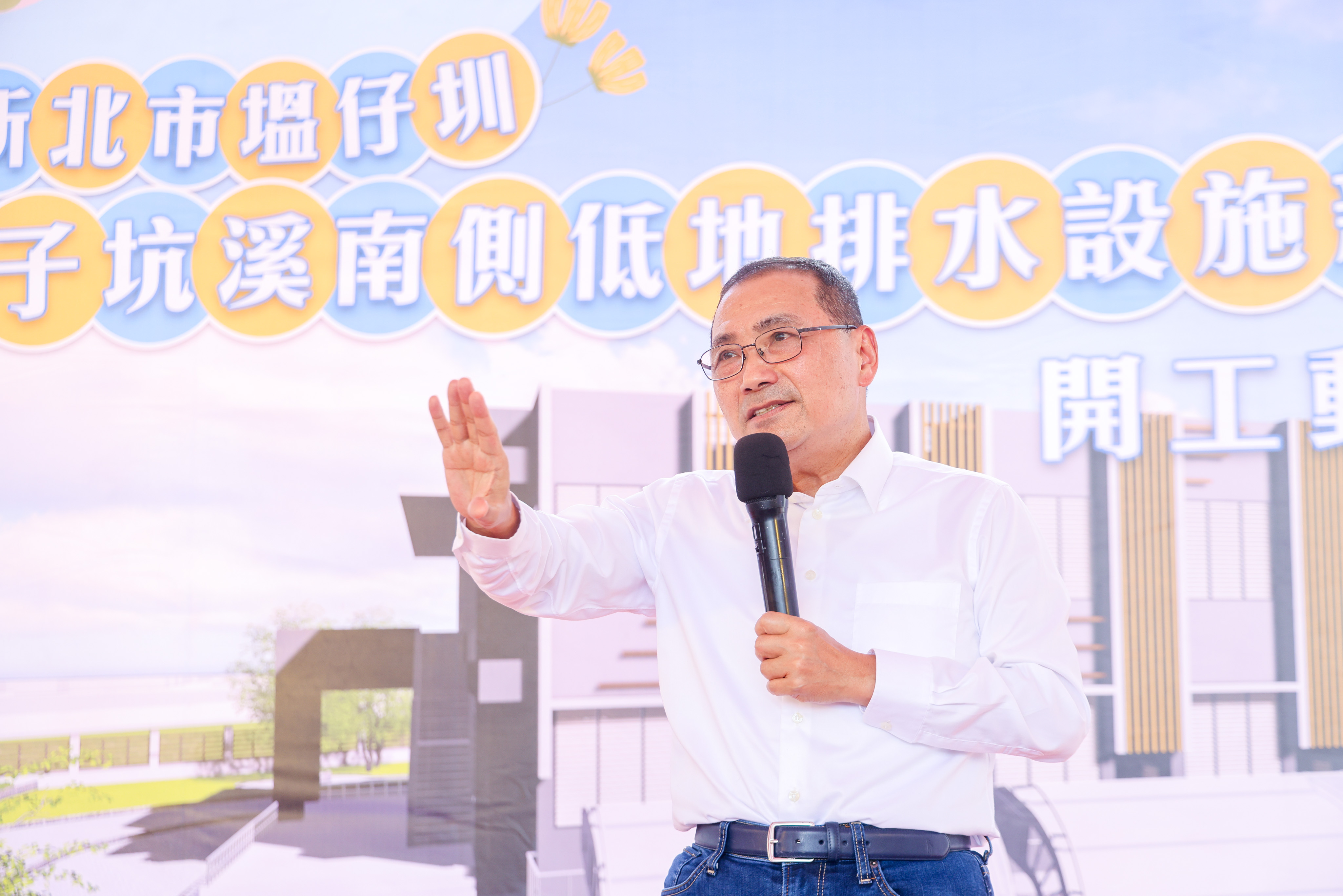 侯友宜讚許水利局同仁是城市裡的無名英雄，默默建設重要水利設施，減少極端氣候帶來的災害。