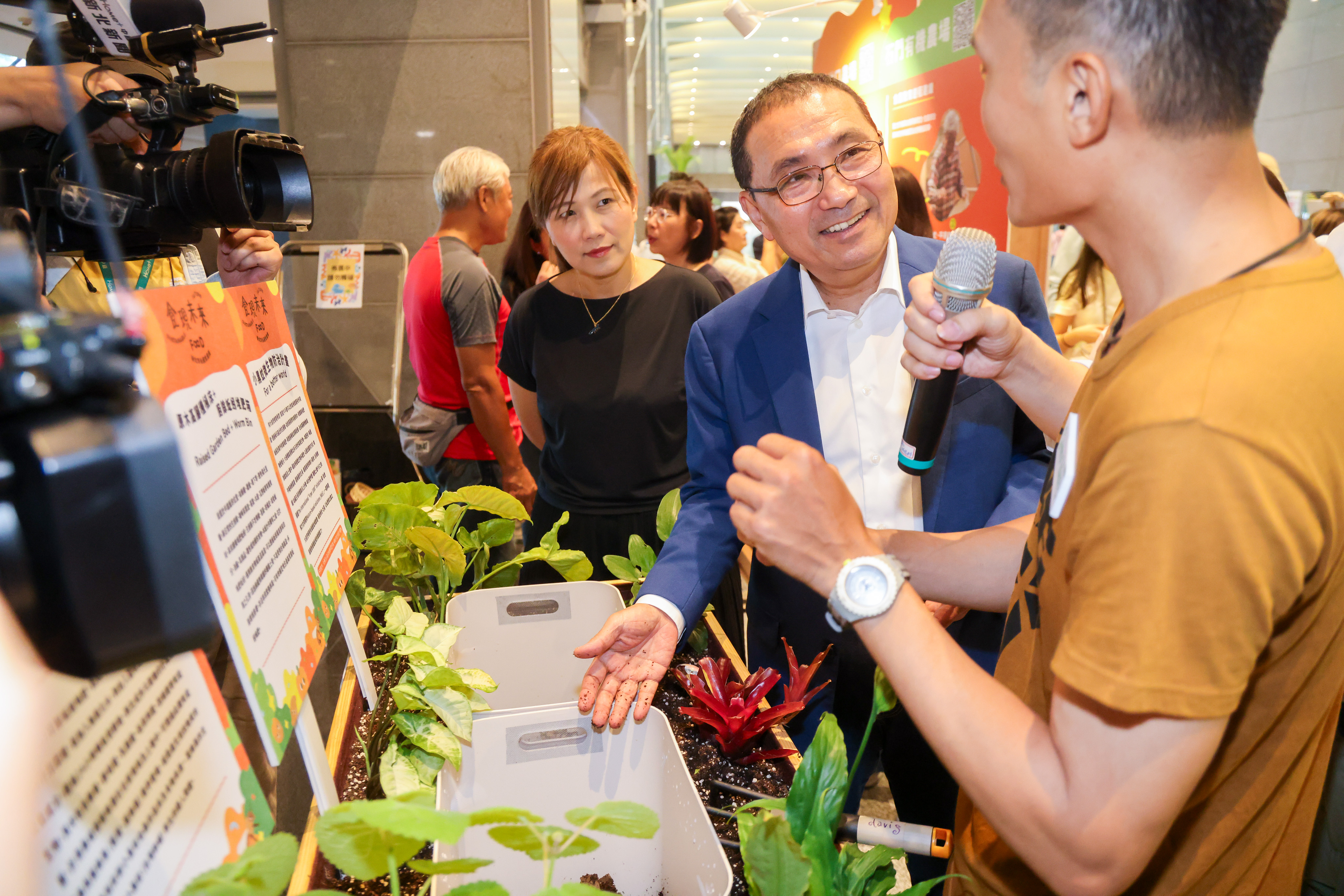 侯友宜參觀食農教育展，了解有機及友善耕作成果。