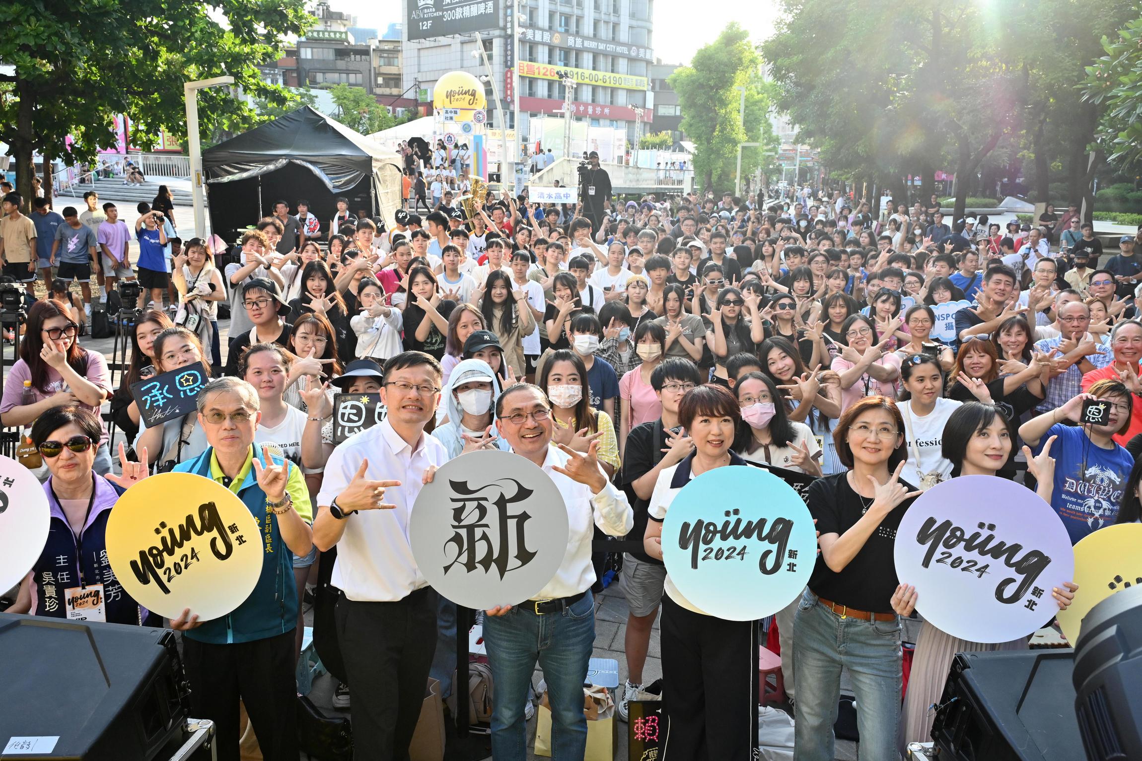 新北市長侯友宜今（3）日前往府中廣場參與「Young新北 2024高級中等學校社團成果發表會」