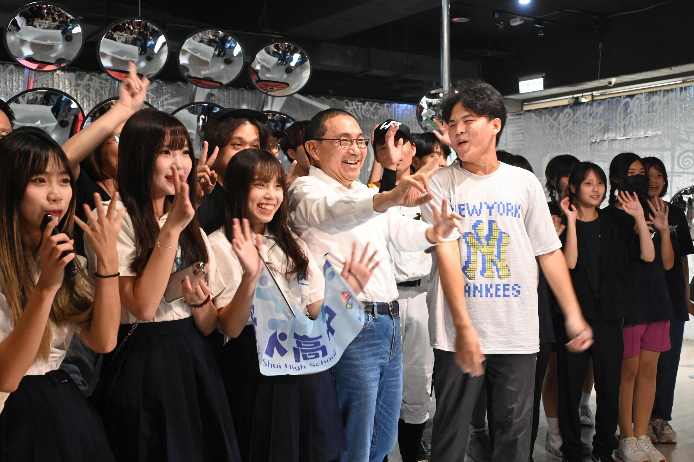 新北市今年首度在府中15辦理「街頭學校 School Of The Street」展覽，侯友宜也到場體驗