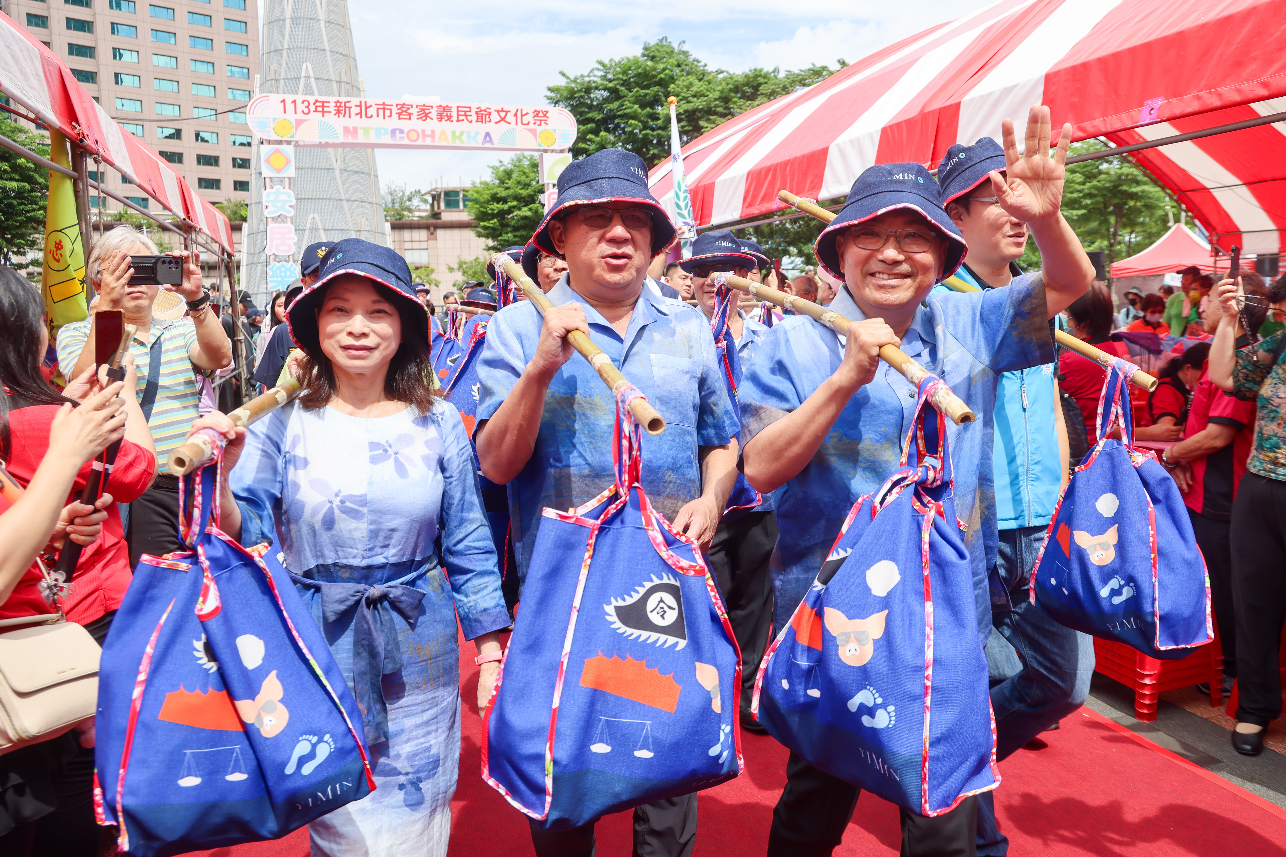 市長侯友宜率各界貴賓「挑擔奉飯」進入祭祀大典現場。