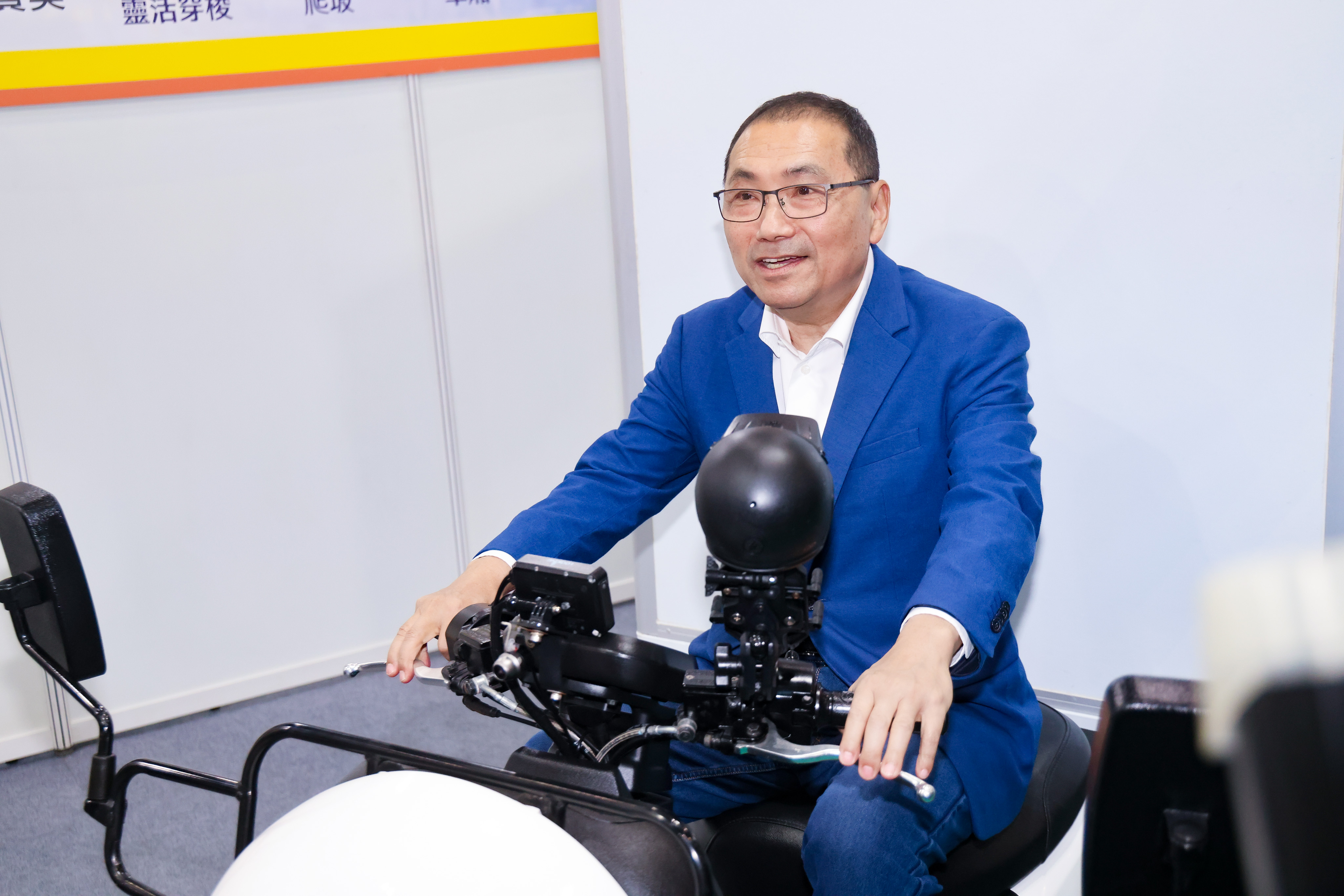 「2024新北電動車產業鏈博覽會」匯集近50家相關企業，侯友宜現場體驗小型電動車。