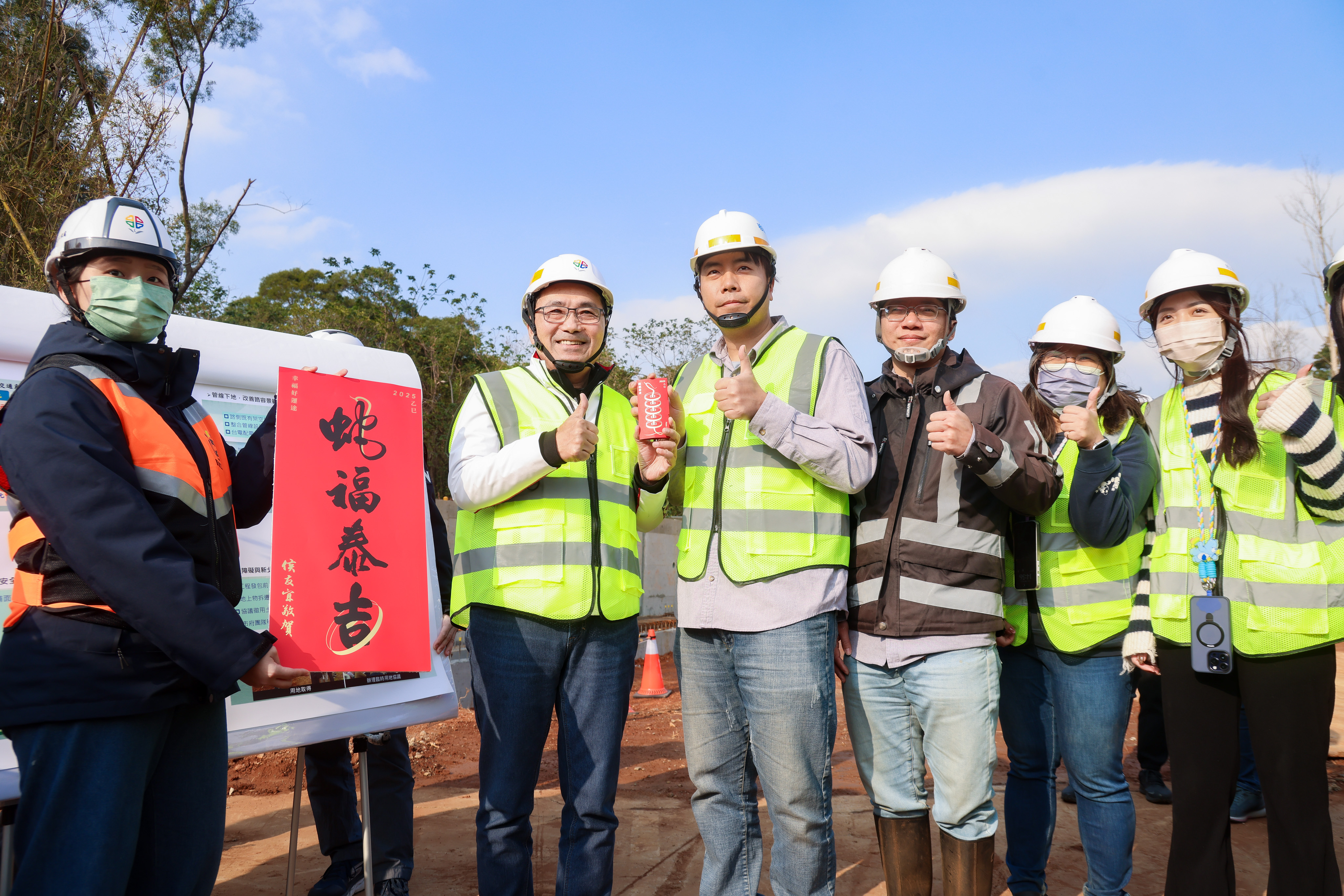 侯友宜致贈道路工程施工團隊春節福袋，期勉工程順利。