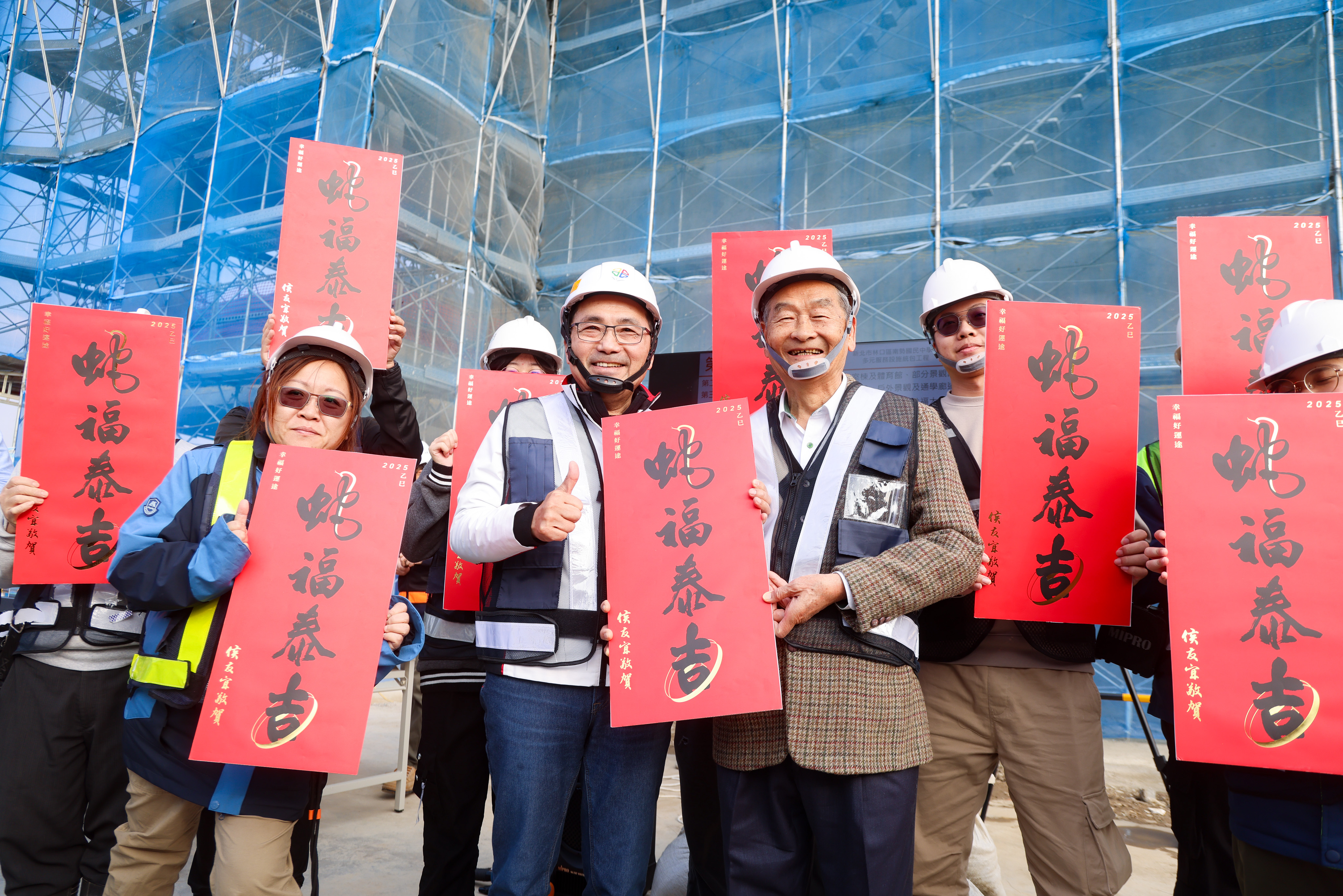 侯友宜慰問施工團隊辛勞，期許114學年度開學前完成南勢國中第一階段工程，讓孩子們順利就學。