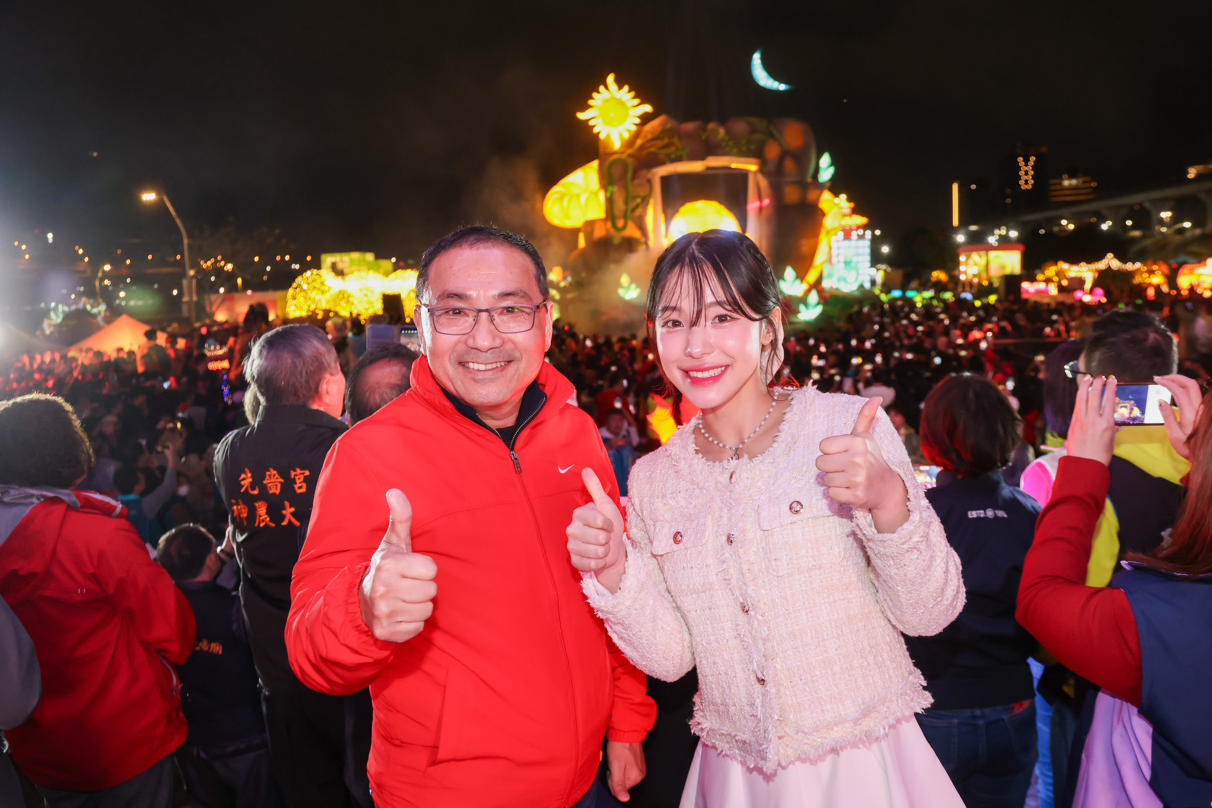 侯友宜攜手李多慧共同點亮象徵守護與祝福的靈蛇主燈。