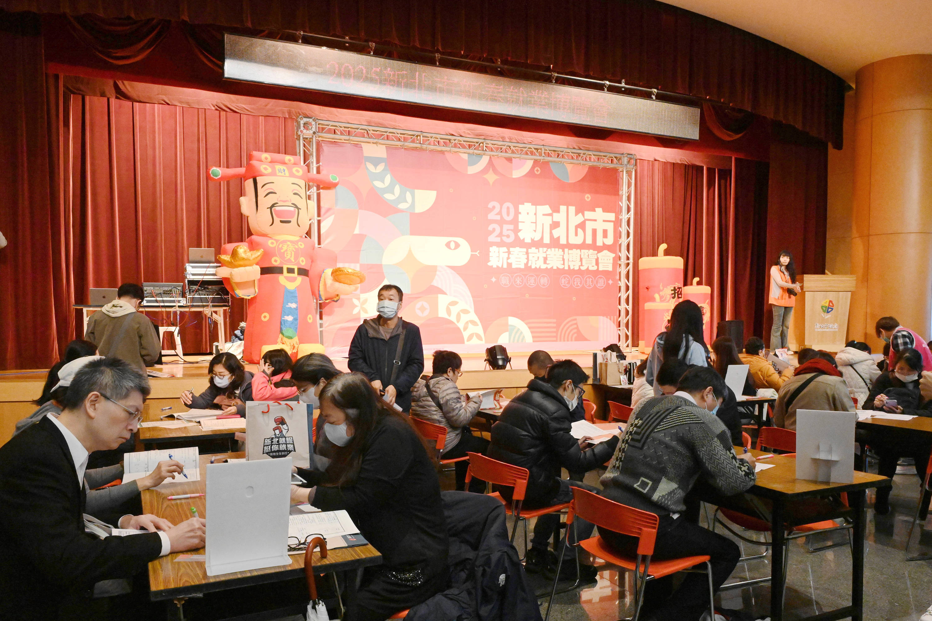 2025新北市新春就業博覽會邀請53家優質廠商，釋出逾2,500個職缺。