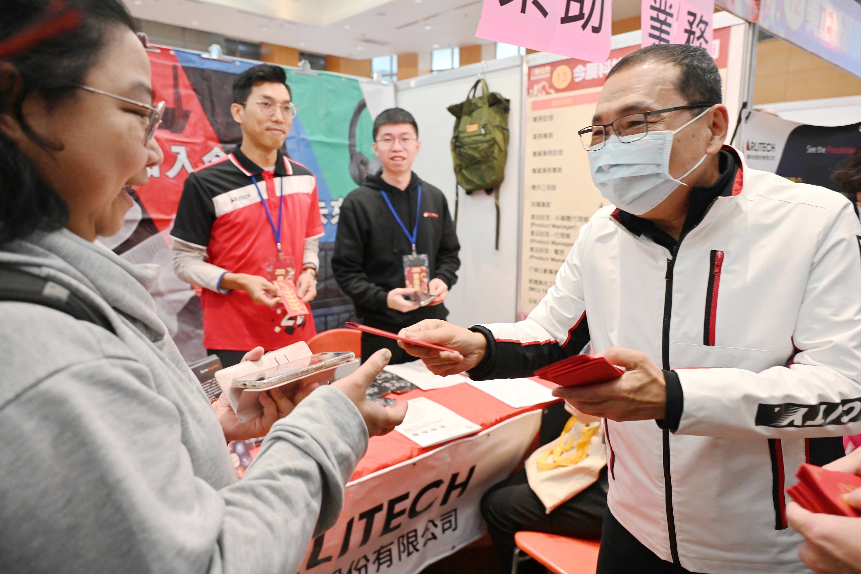 侯友宜送上蛇年福袋，祝福大家福運滿滿、「蛇福泰吉（全有賺錢）」