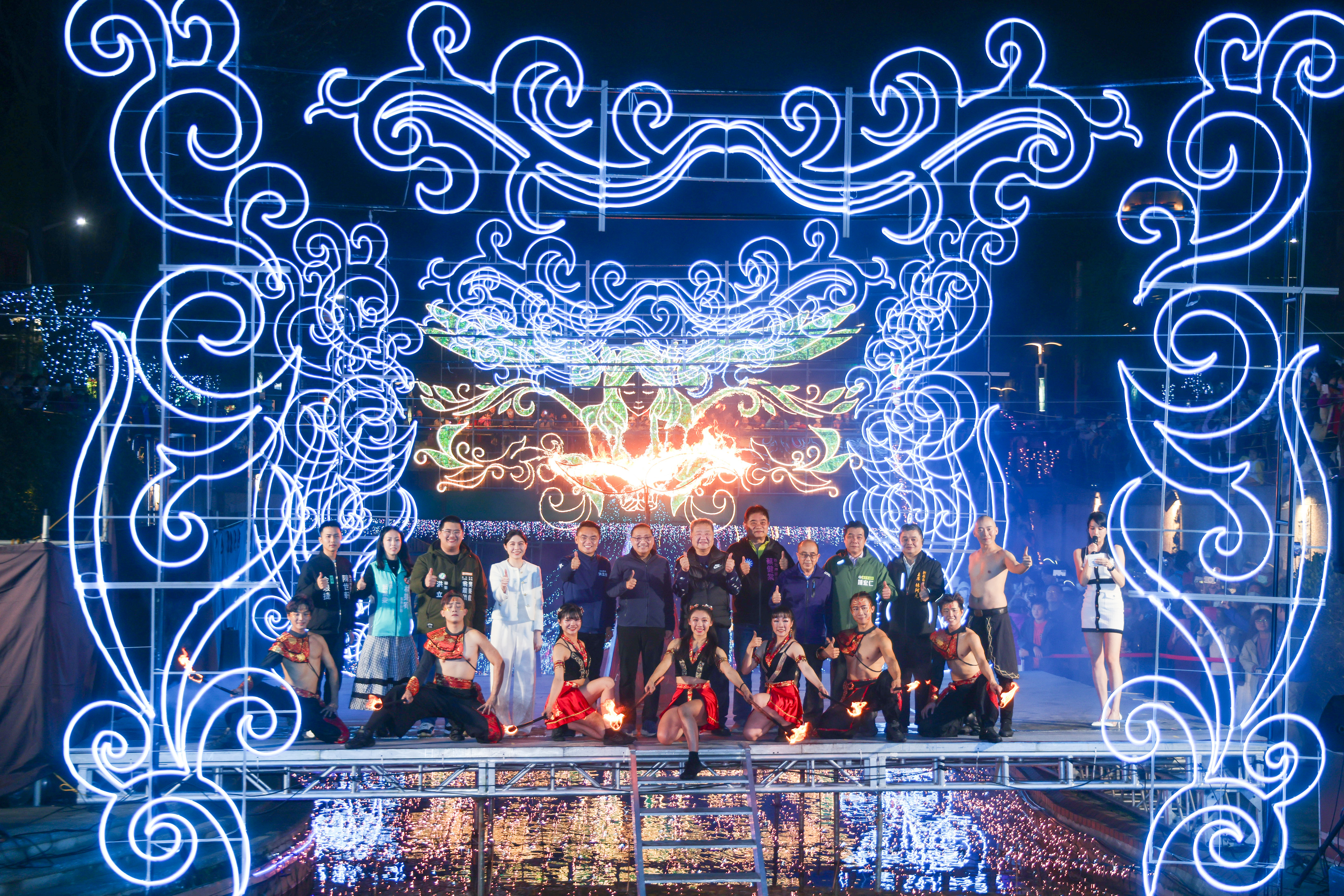 新北市長侯友宜出席點燈揭開序幕，邀請民眾一同享受華麗浪漫的光雕盛會。