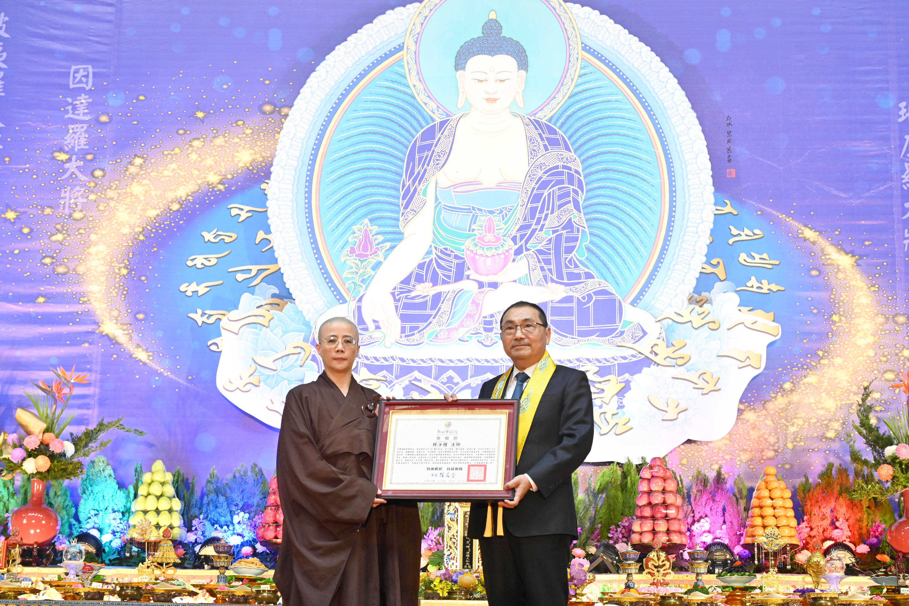 新北市長侯友宜今(27)日出席淨耀法師圓寂傳供讚頌大典，致贈褒揚狀感念法師無私精神。