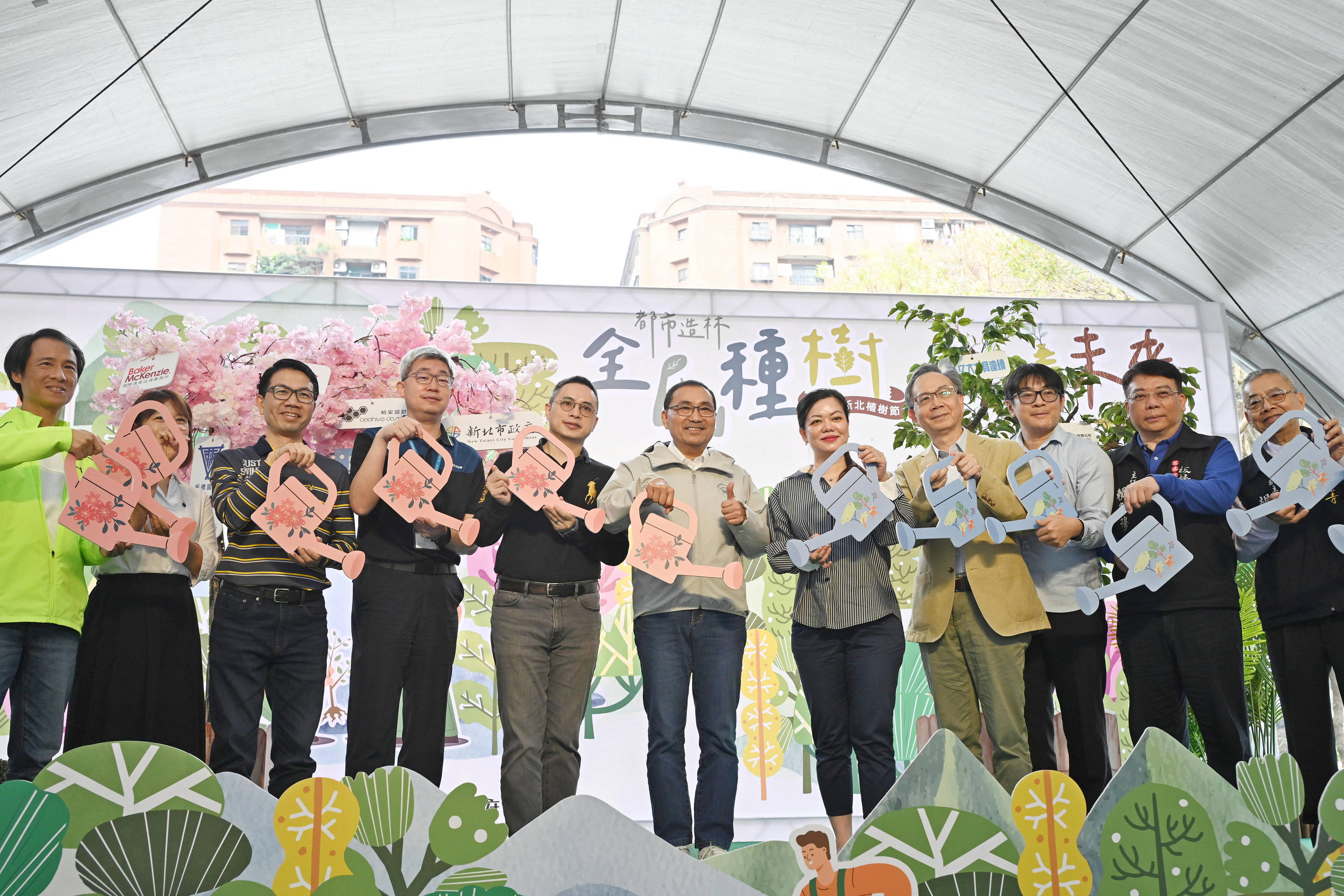 侯友宜今(12)日出席植樹活動，並號召更多企業與民眾響應