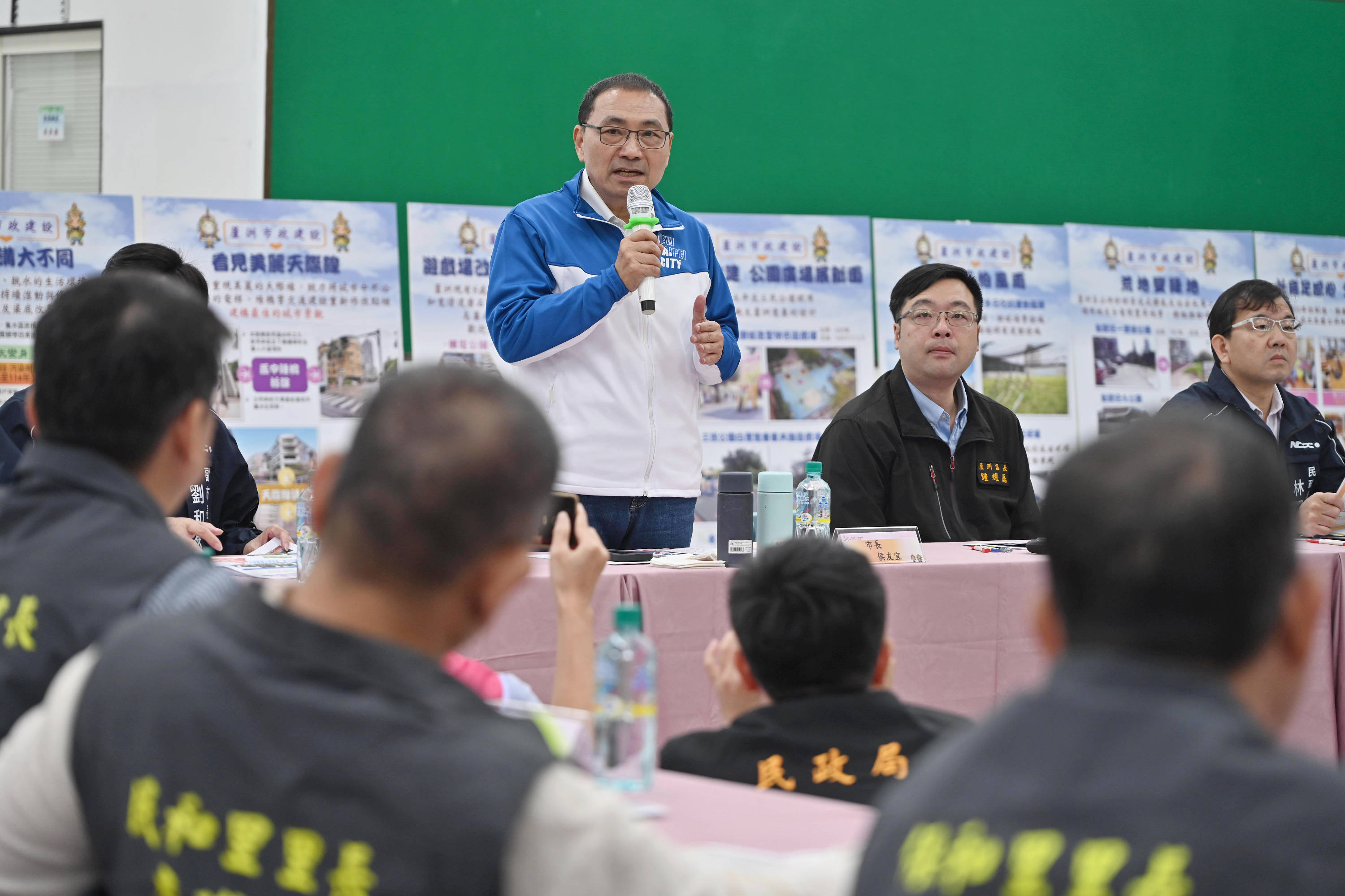 市府團隊與里長於會中針對各項市政議題逐一交流討論。