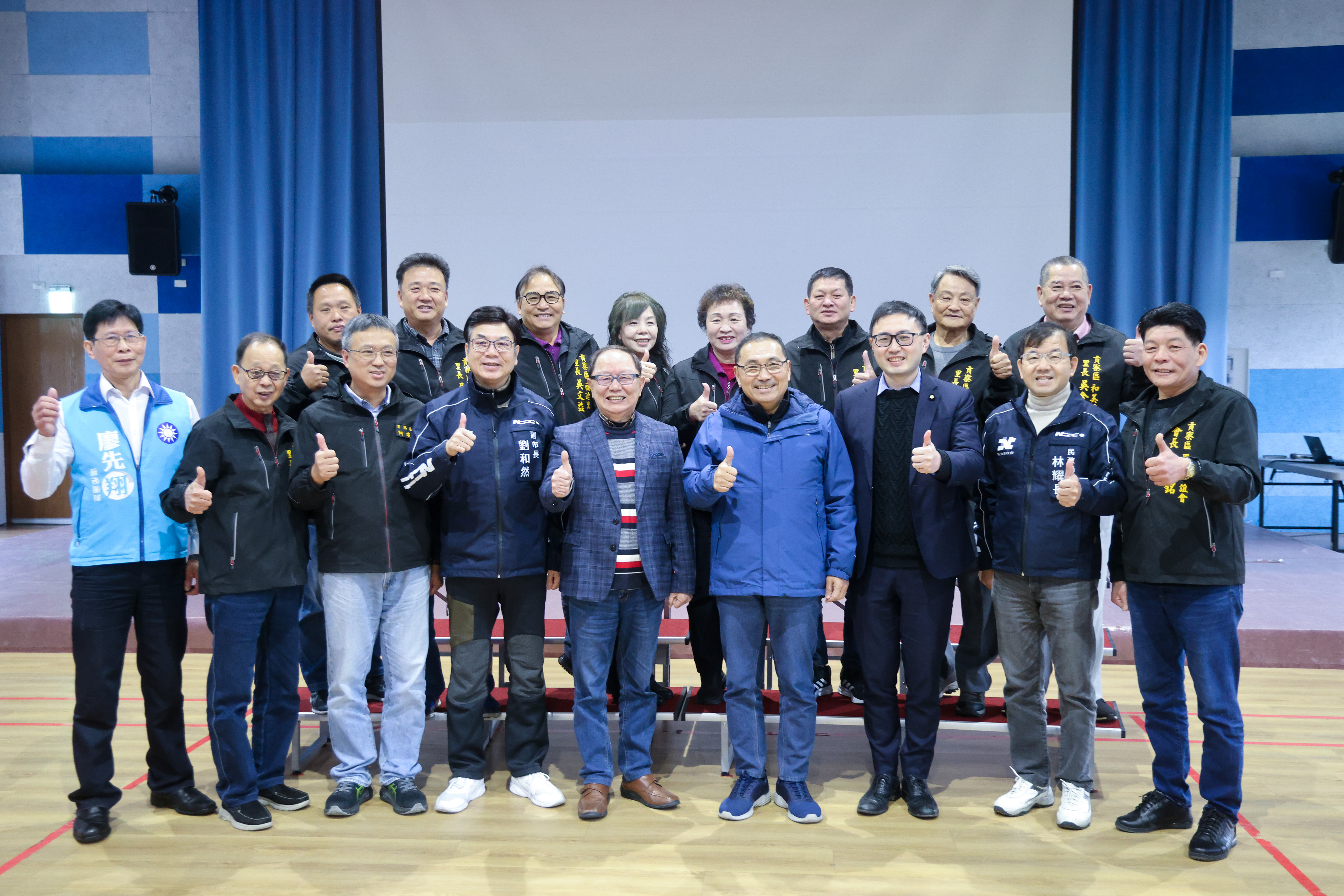 市府團隊與里長於會中針對各項市政議題進行交流與討論。