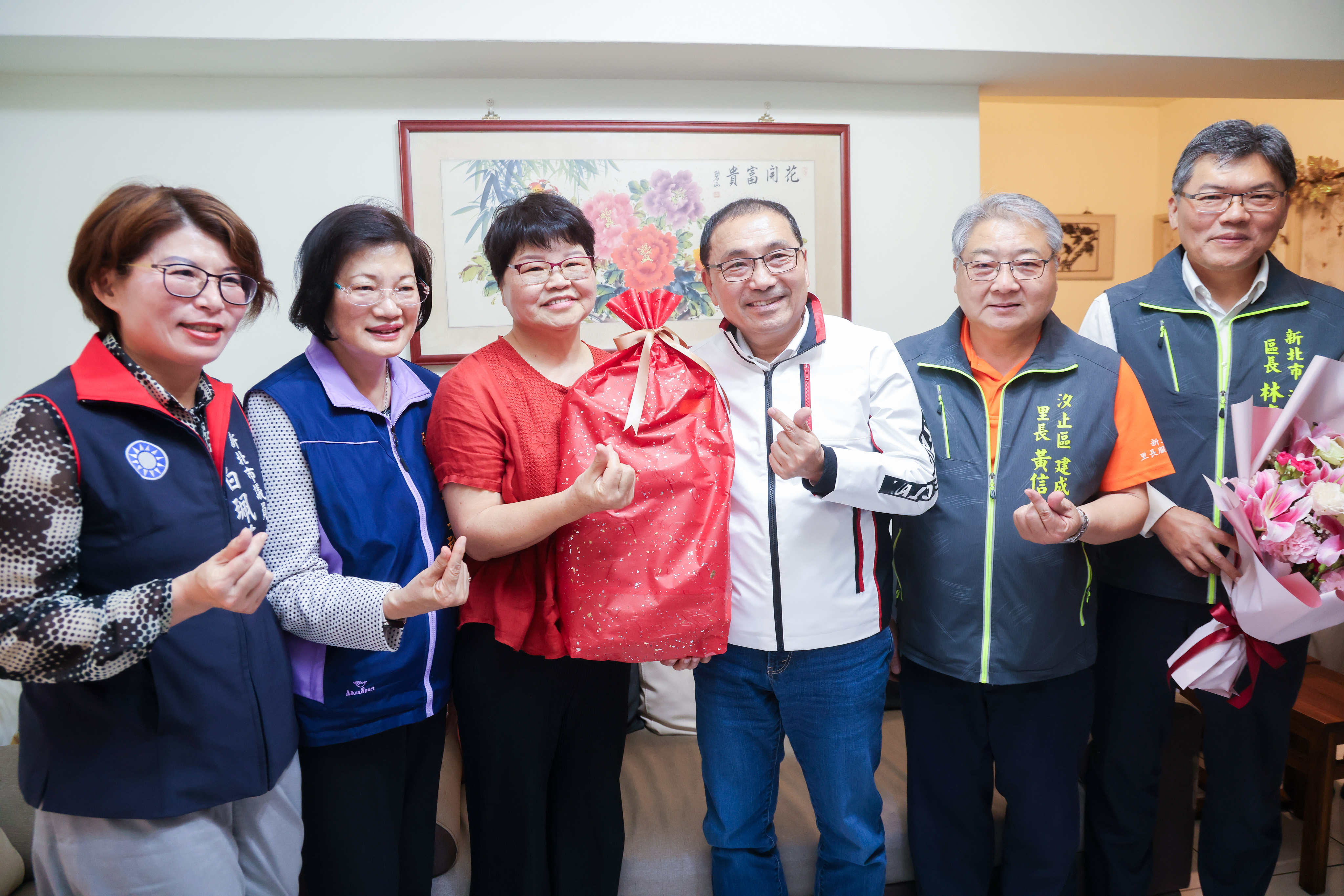 侯友宜特別致贈後背包給元媽媽，鼓勵她前半輩子都為家庭、子女、社會打拚，退休後該好好旅行、享受人生。