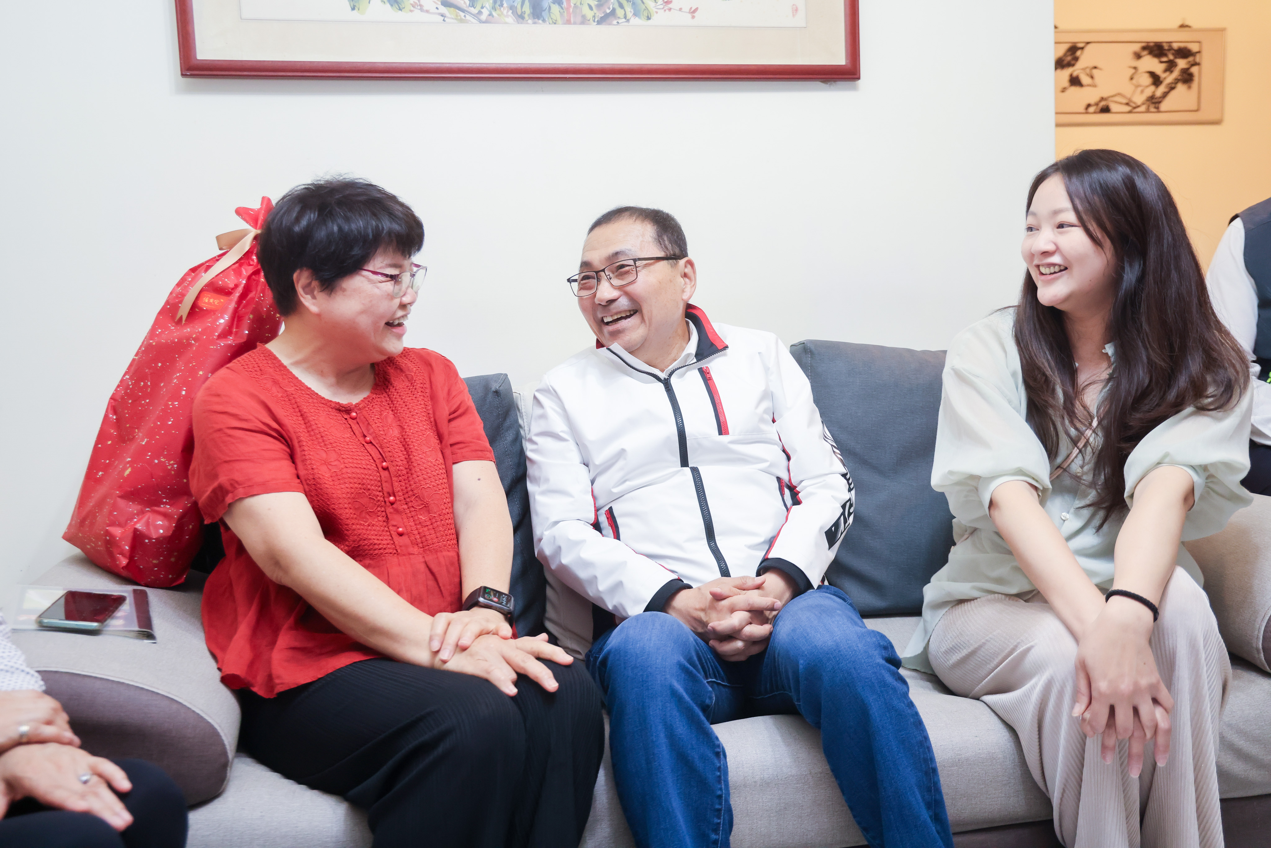 母親節將屆，侯友宜今（9）日前往汐止區向獲選為今年度模範母親代表的元馨儀道賀。