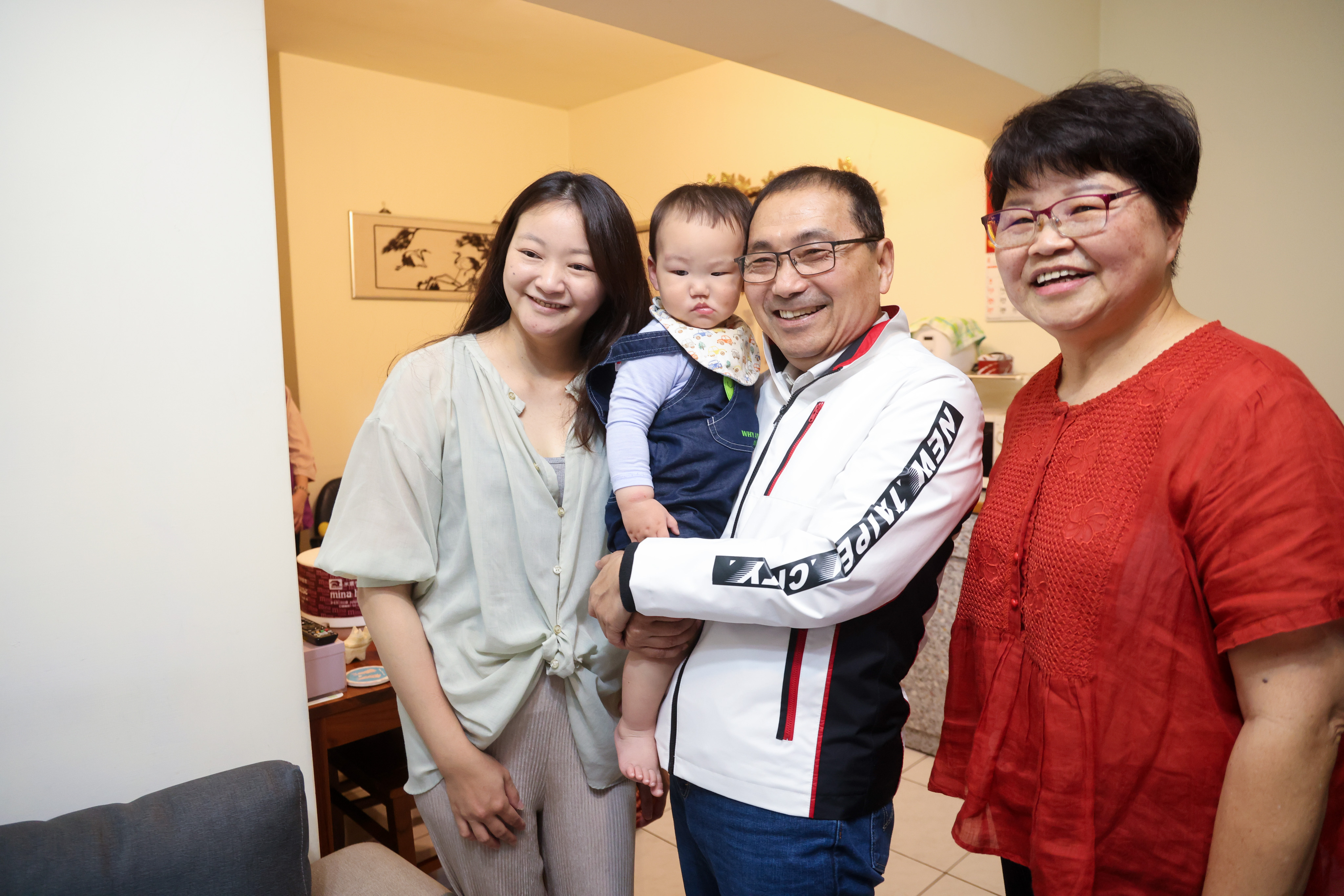 侯友宜大讚元媽媽不但教子有方，也擔任醫院、學校及社區志工，無私奉獻社會，一路走來用正向態度面對生活困境並幫助他人，令人敬佩。
