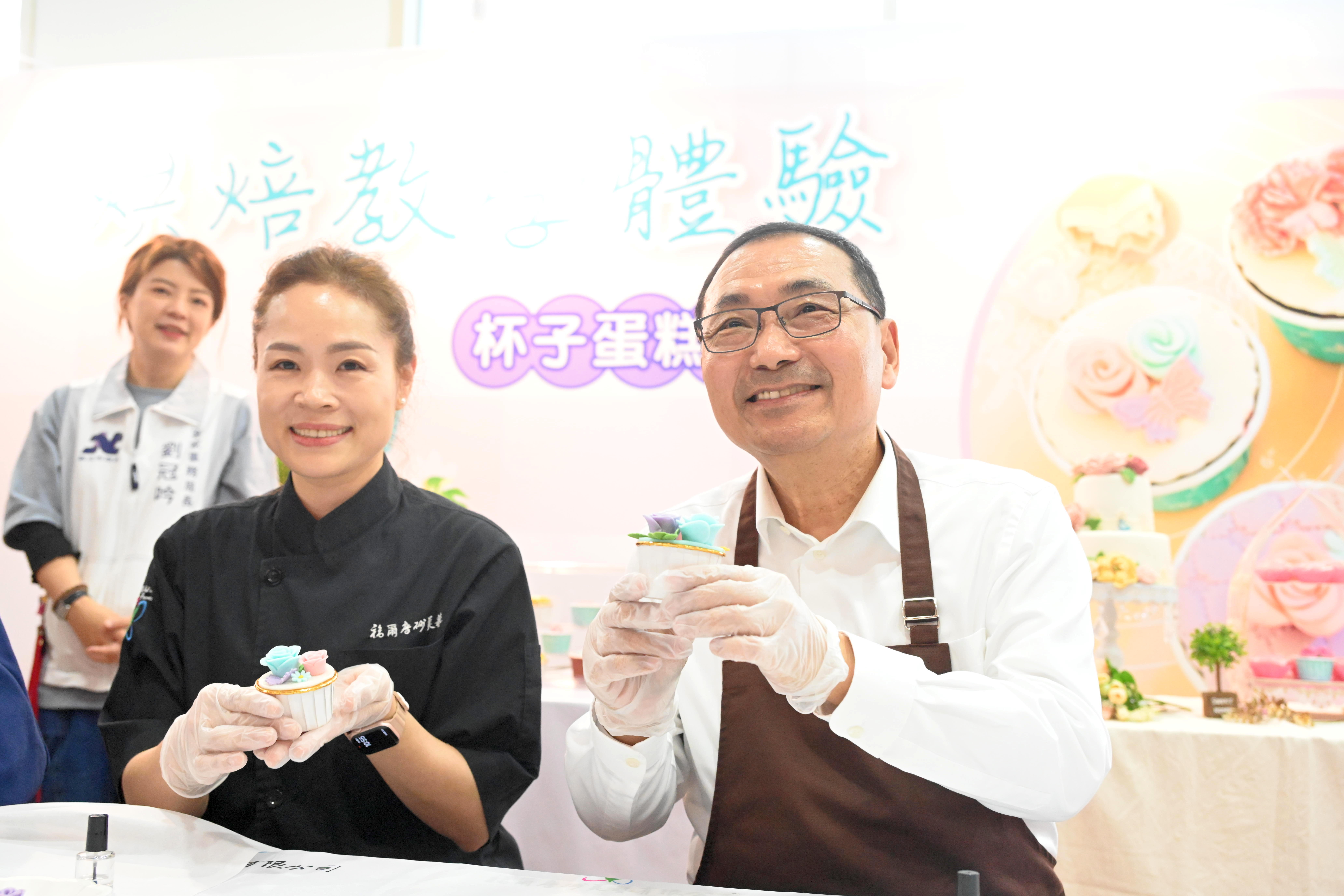 侯友宜也在競賽現場體驗手作杯子蛋糕裝飾