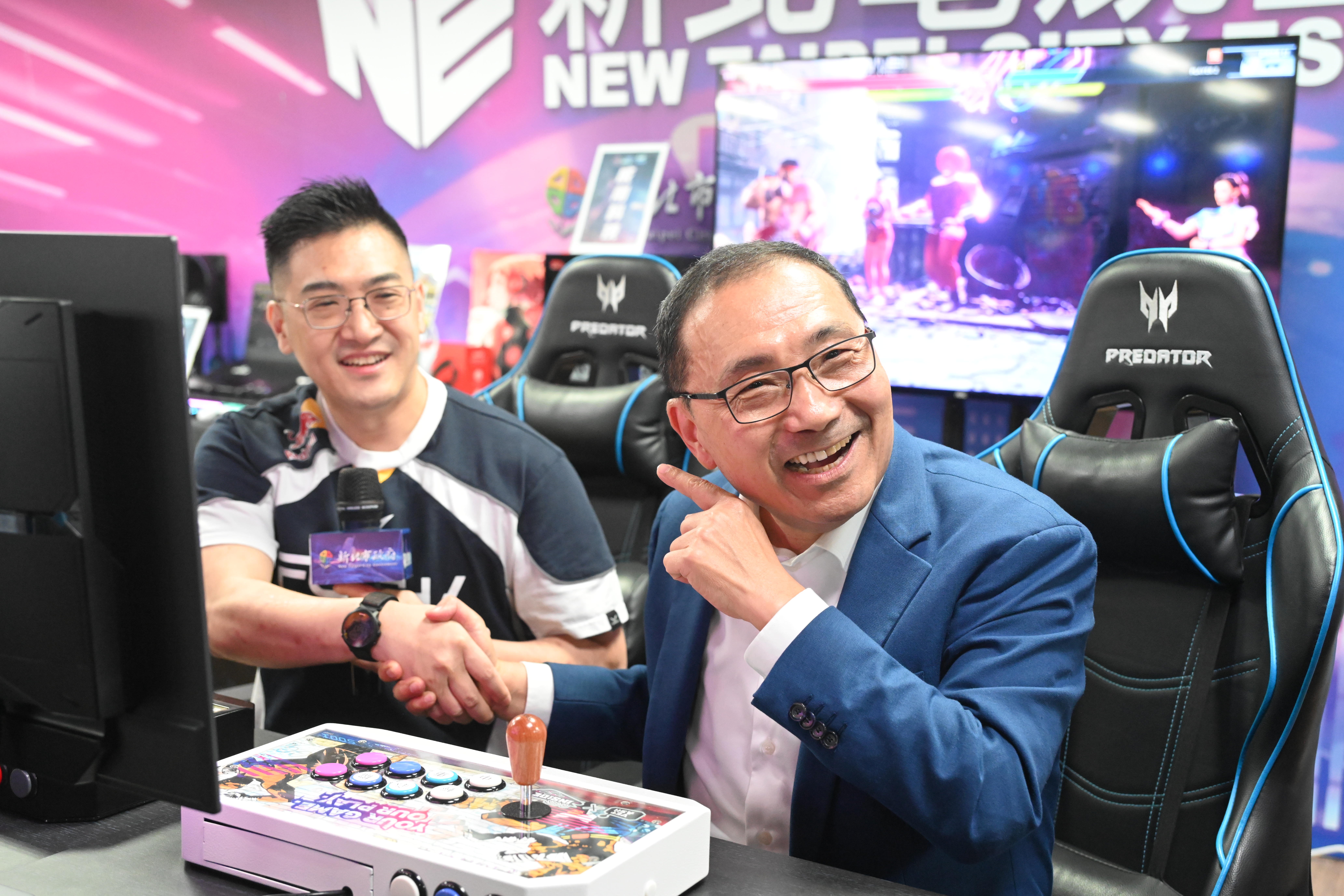 2022杭州亞運銀牌得主GamerBee（向玉麟）帶領侯友宜體驗快打旋風的樂趣