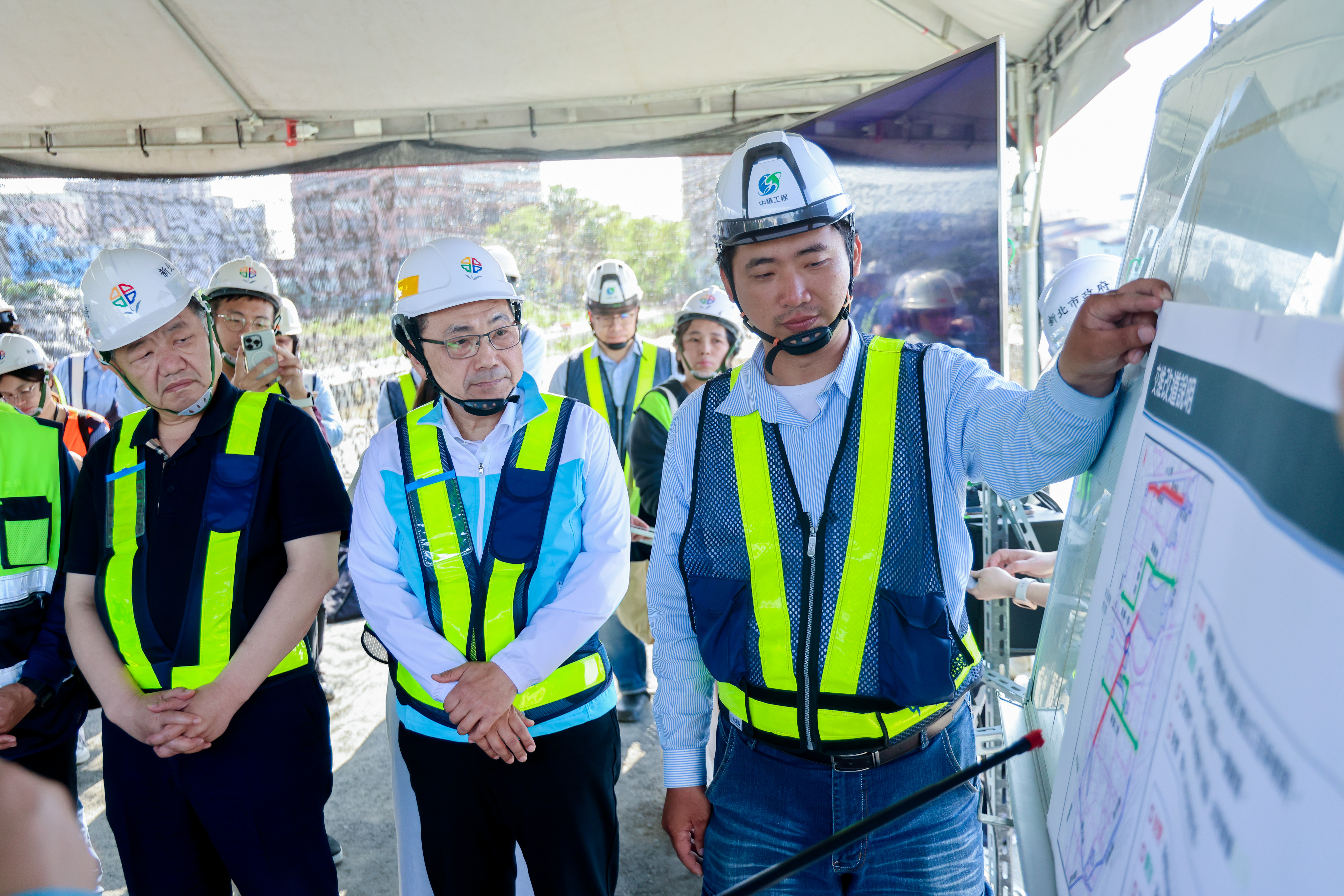 新北市長侯友宜今(29)日前往新泰塭仔圳第二區視察道路工程。