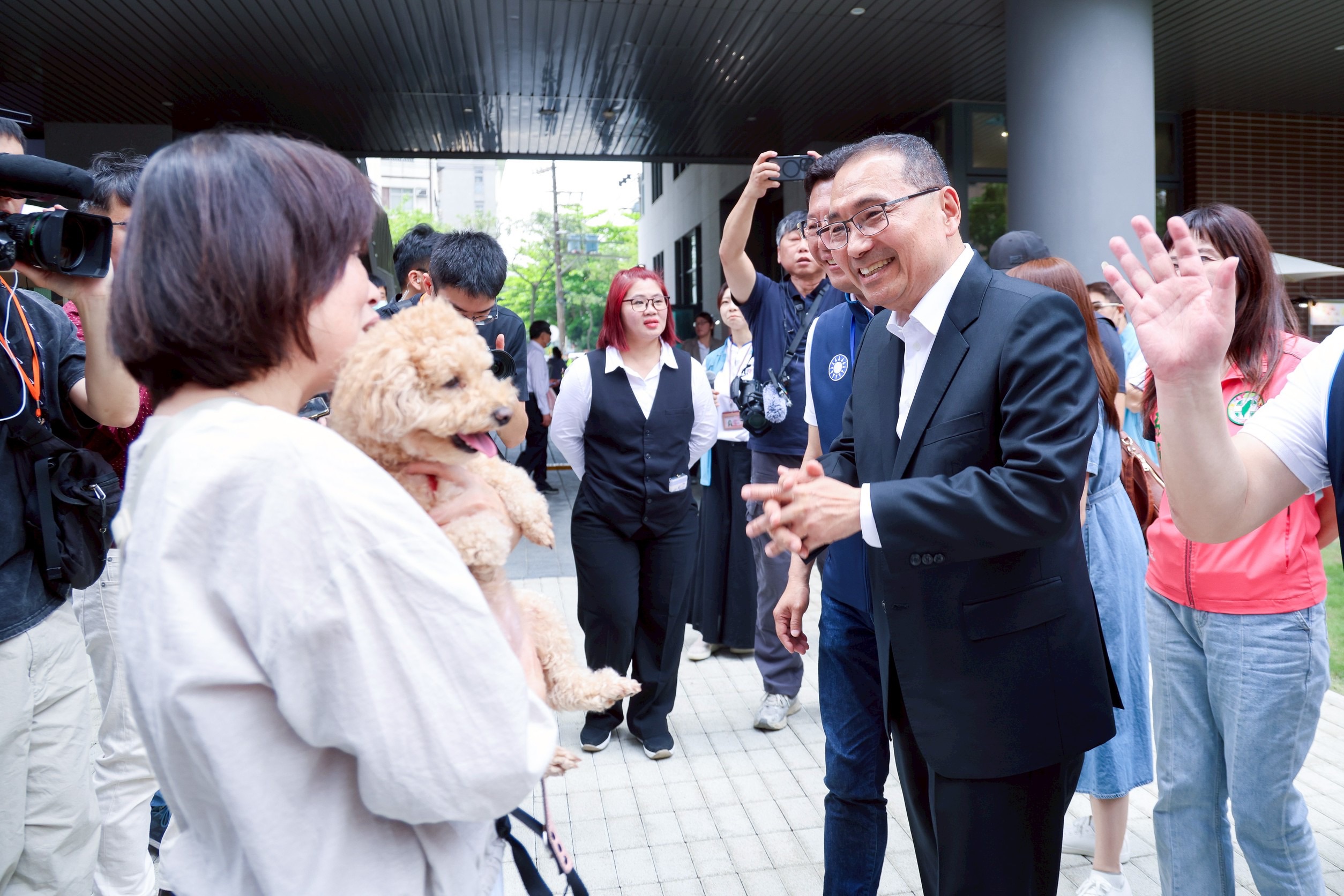 侯友宜到中和安邦社宅，與住戶和各級民意代表共同見證新北社宅政策的重要里程碑。