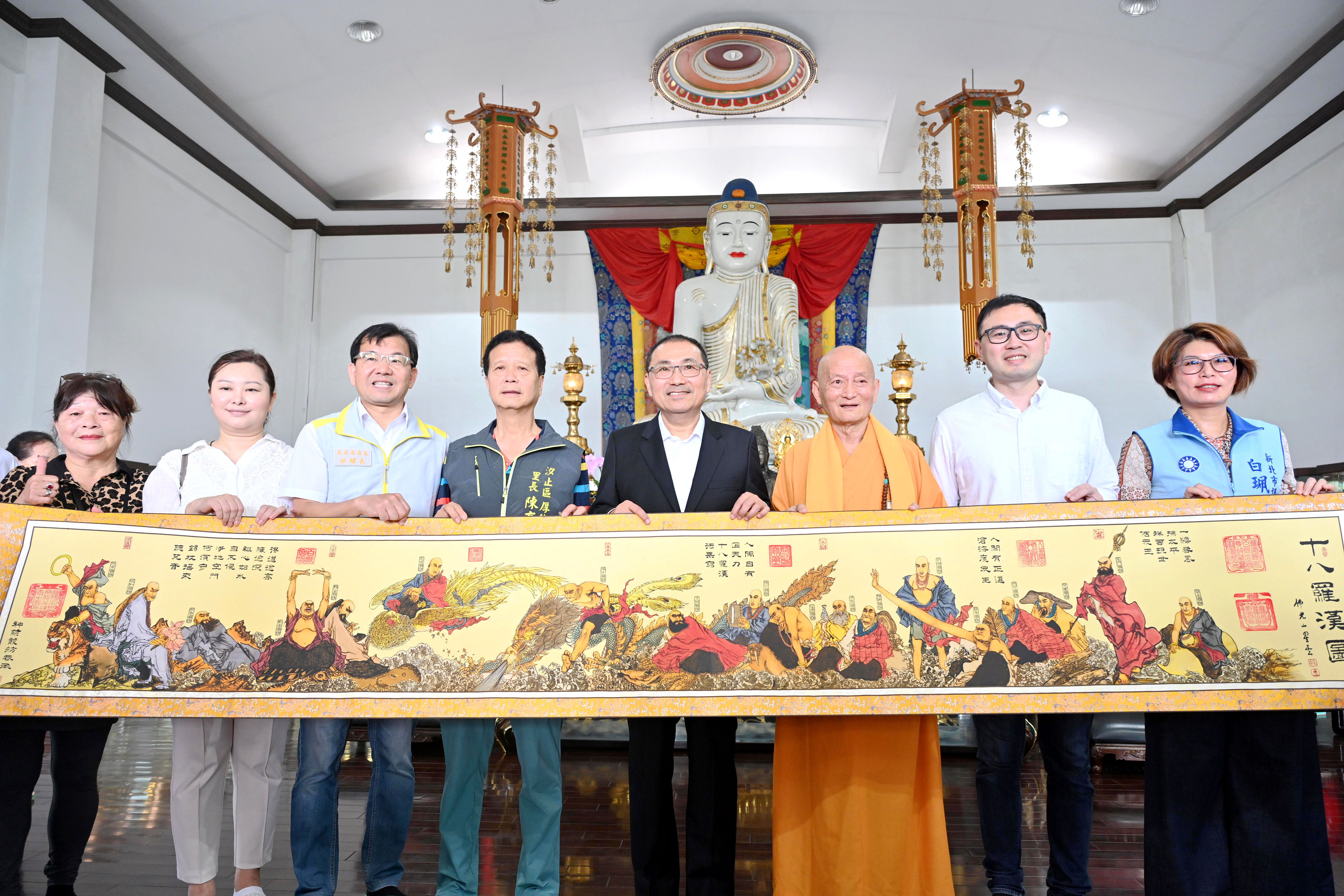 聖覺寺贈送市府「十八羅漢圖」，象徵佛法護佑、正念常存。