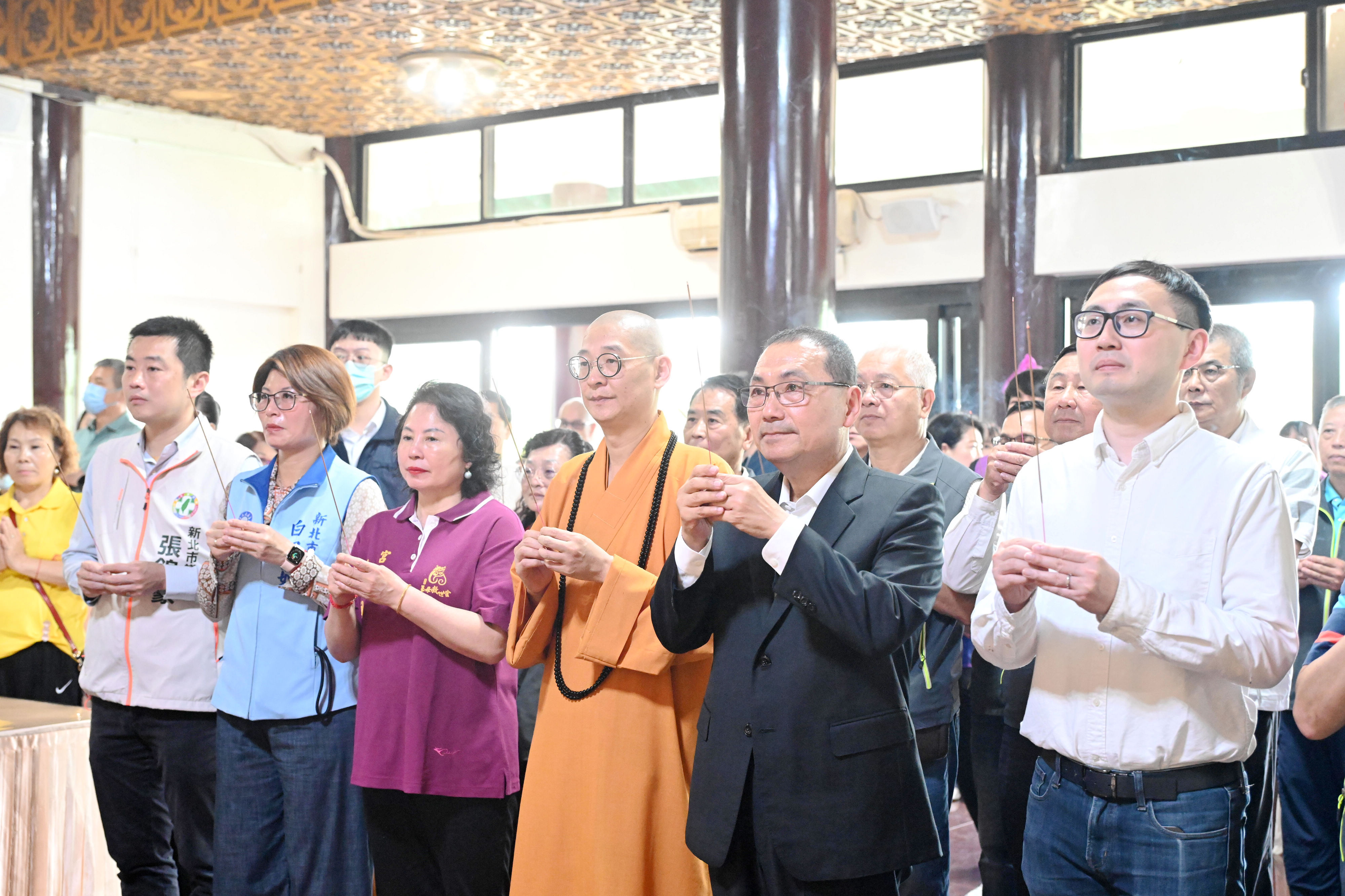 今（5）日為農曆4月8日，適逢釋迦牟尼佛誕辰，新北市長侯友宜一早前往汐止參拜。