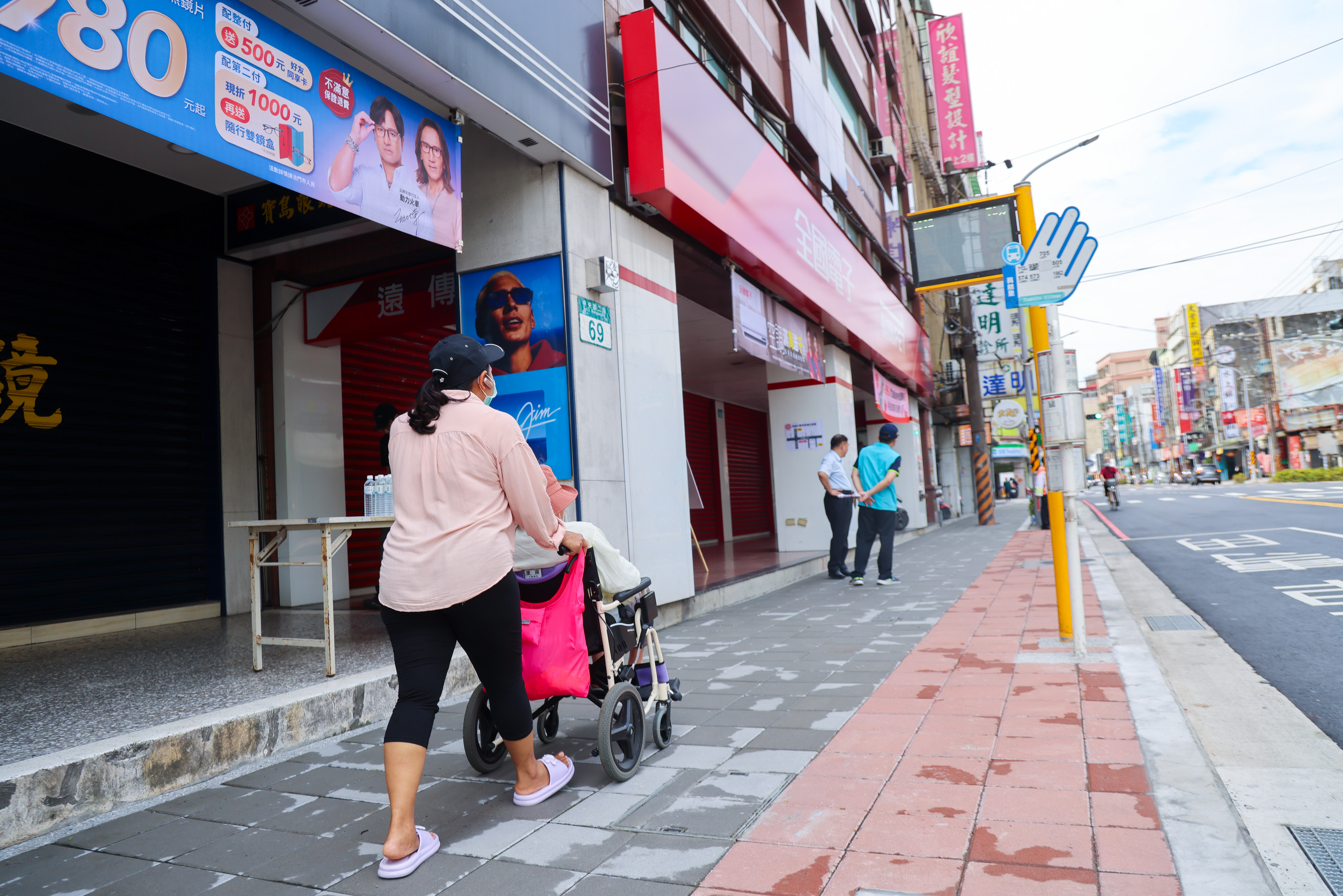 土城區的人行道整體改善計畫已投入約5.8億元，完成10條主要道路人行空間改善