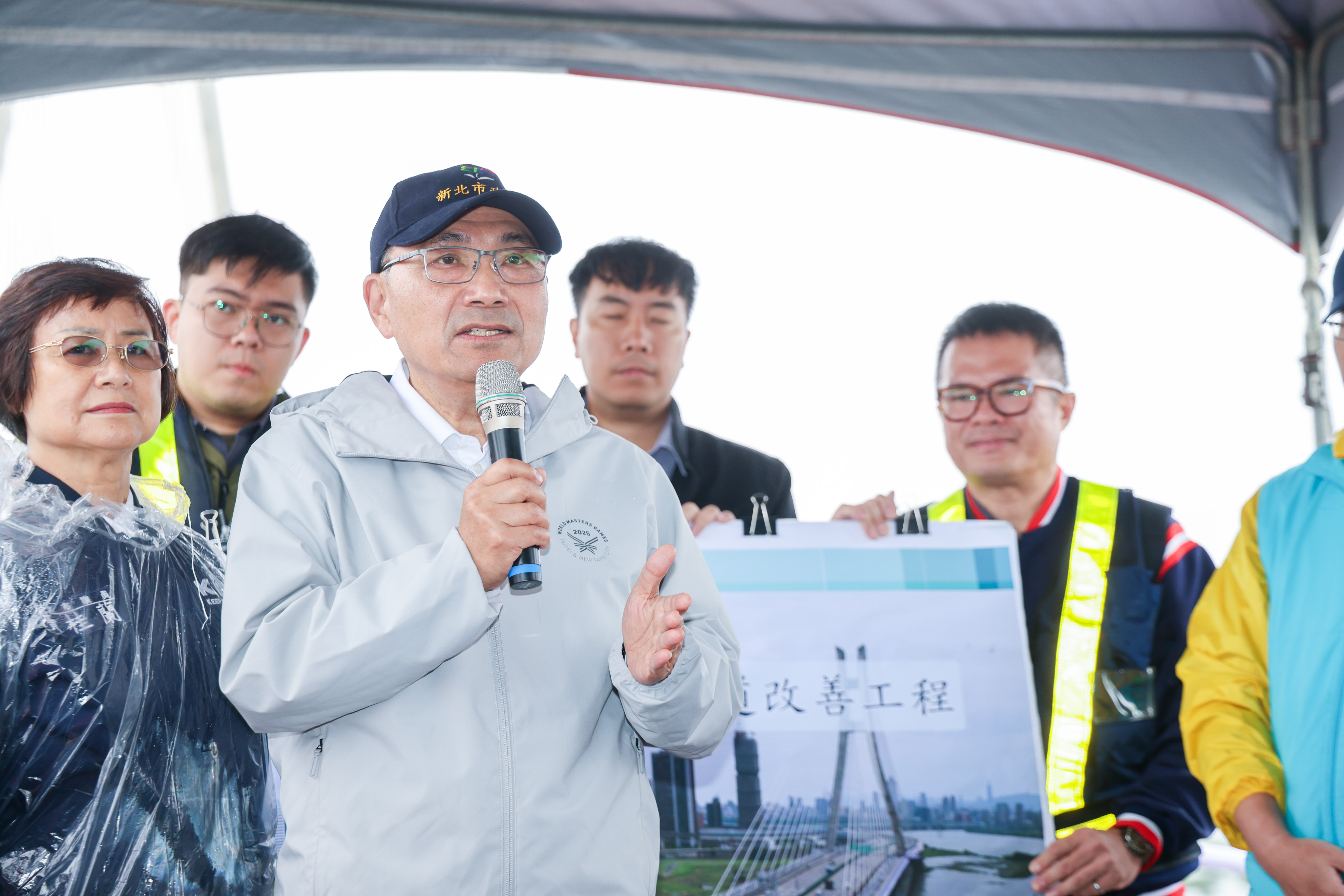 侯友宜視察新北大橋機車道改善工程，提供用路人安全行駛空間。