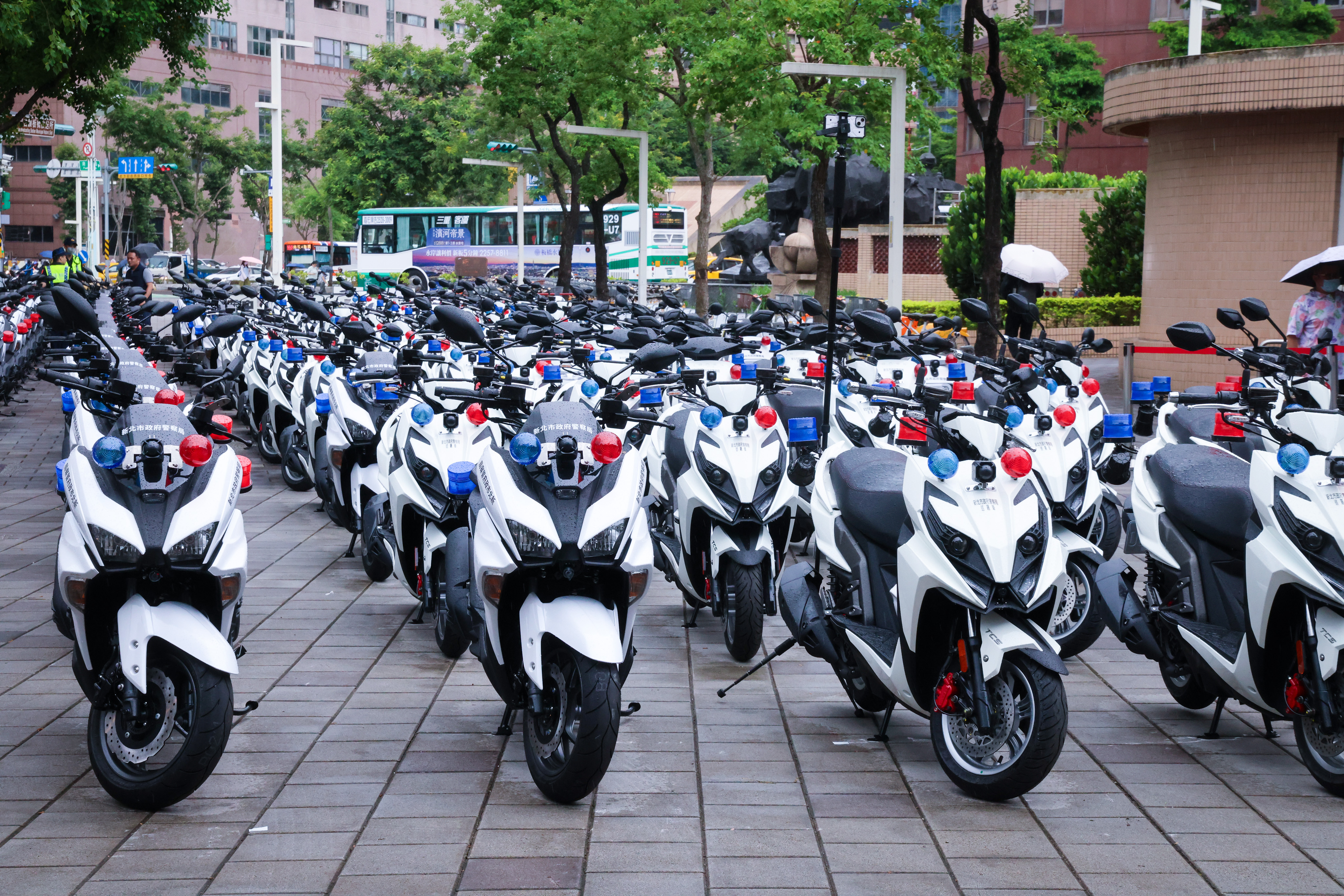 今（114）年起協助警局更新1,200輛警用機車與287輛警用汽車，希望每一位員警都能在最佳裝備下守護市民、捍衛治安。