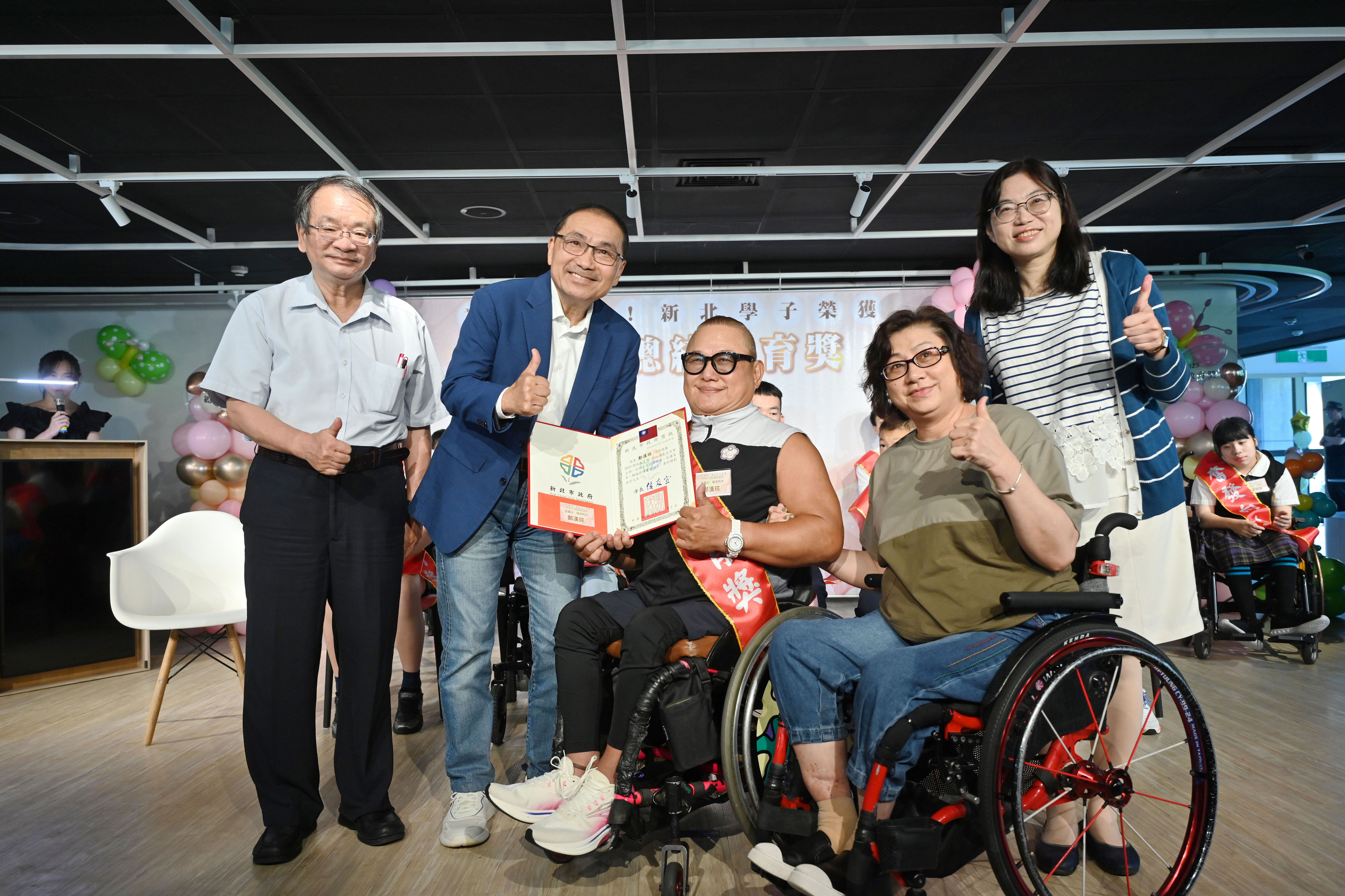 總統教育獎獲獎學生台北海洋科技大學鄭漢琮同學為帕運國手，積極推廣輪椅網球