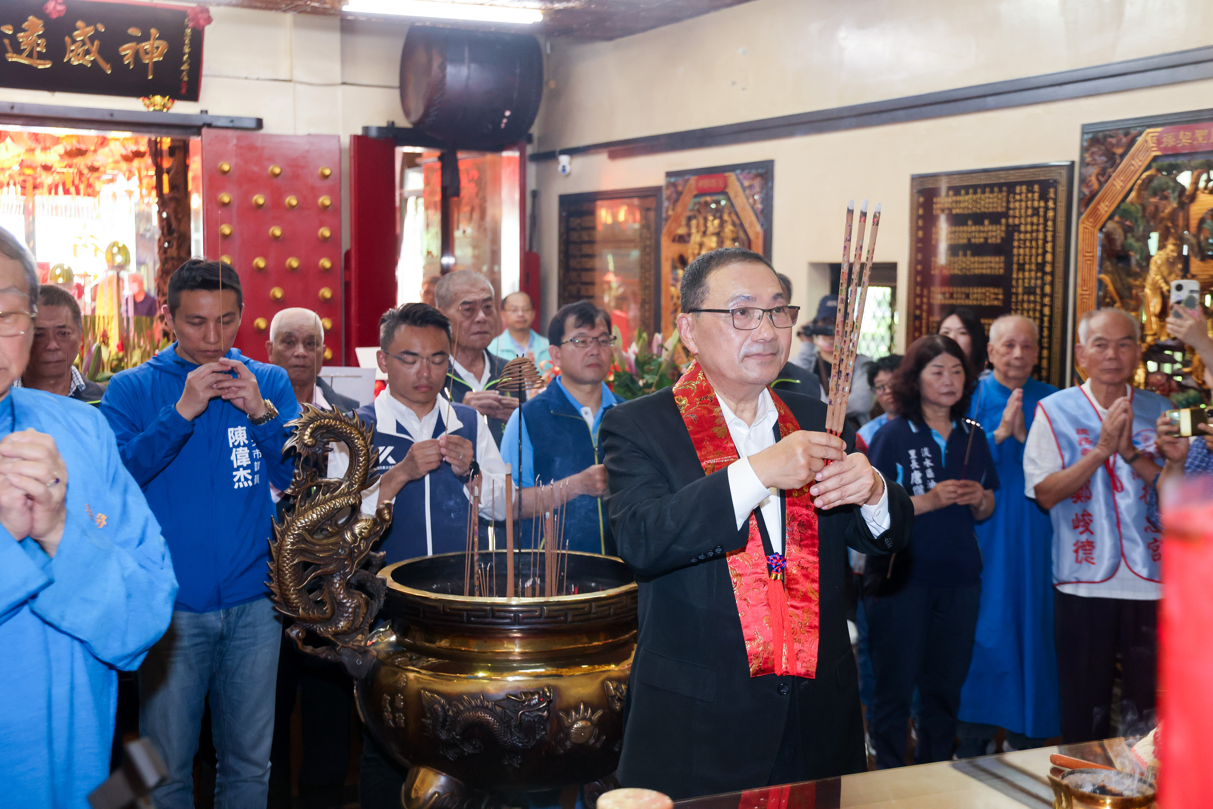 今（18）日適逢農曆6月24日關聖帝君聖誕千秋，新北市長侯友宜一早分別前往淡水行天武聖宮、行忠宮，以及屯山古聖廟行忠堂恭祝聖壽。