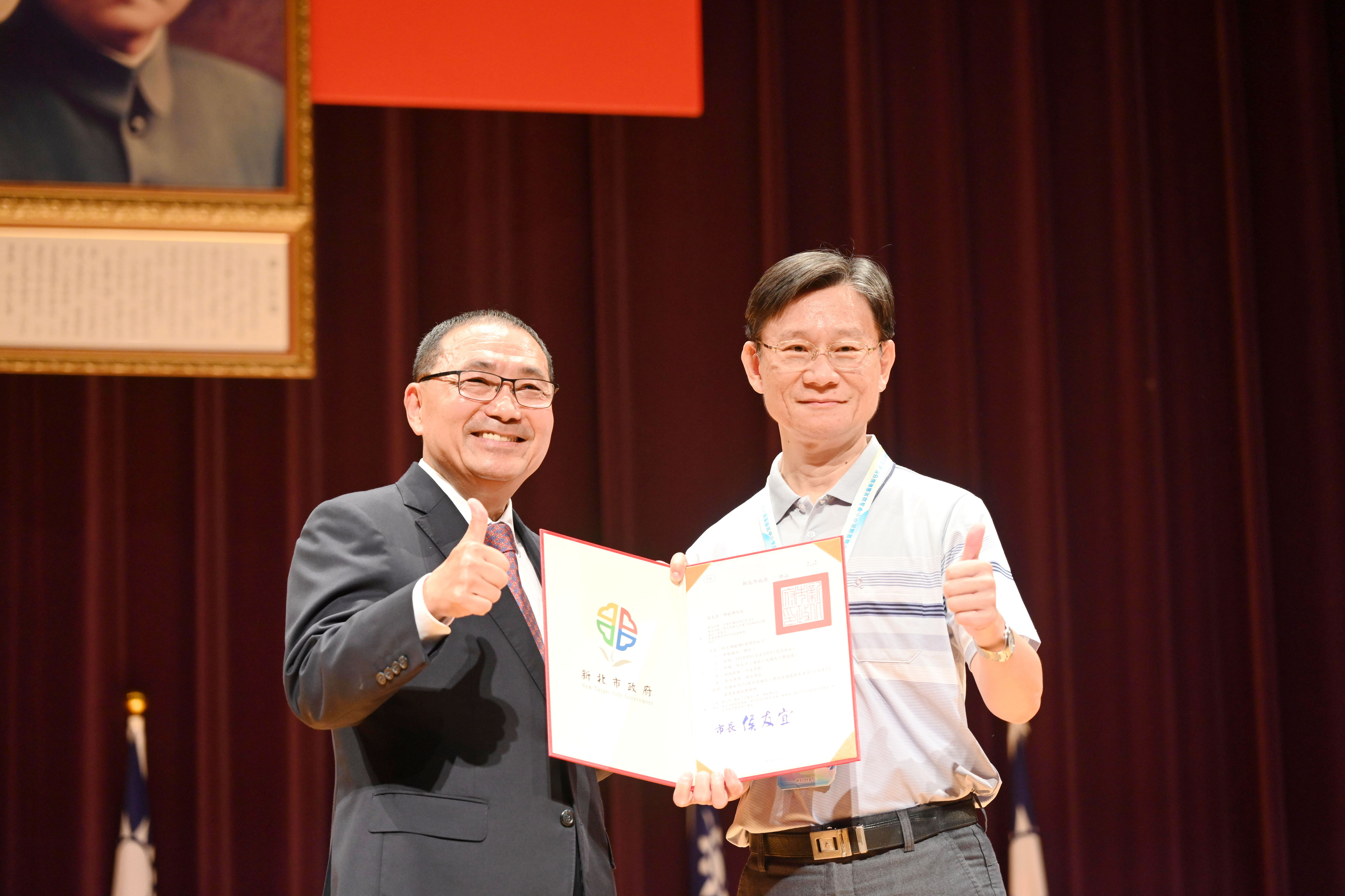 侯友宜一一為新任校(園)長頒發聘書。