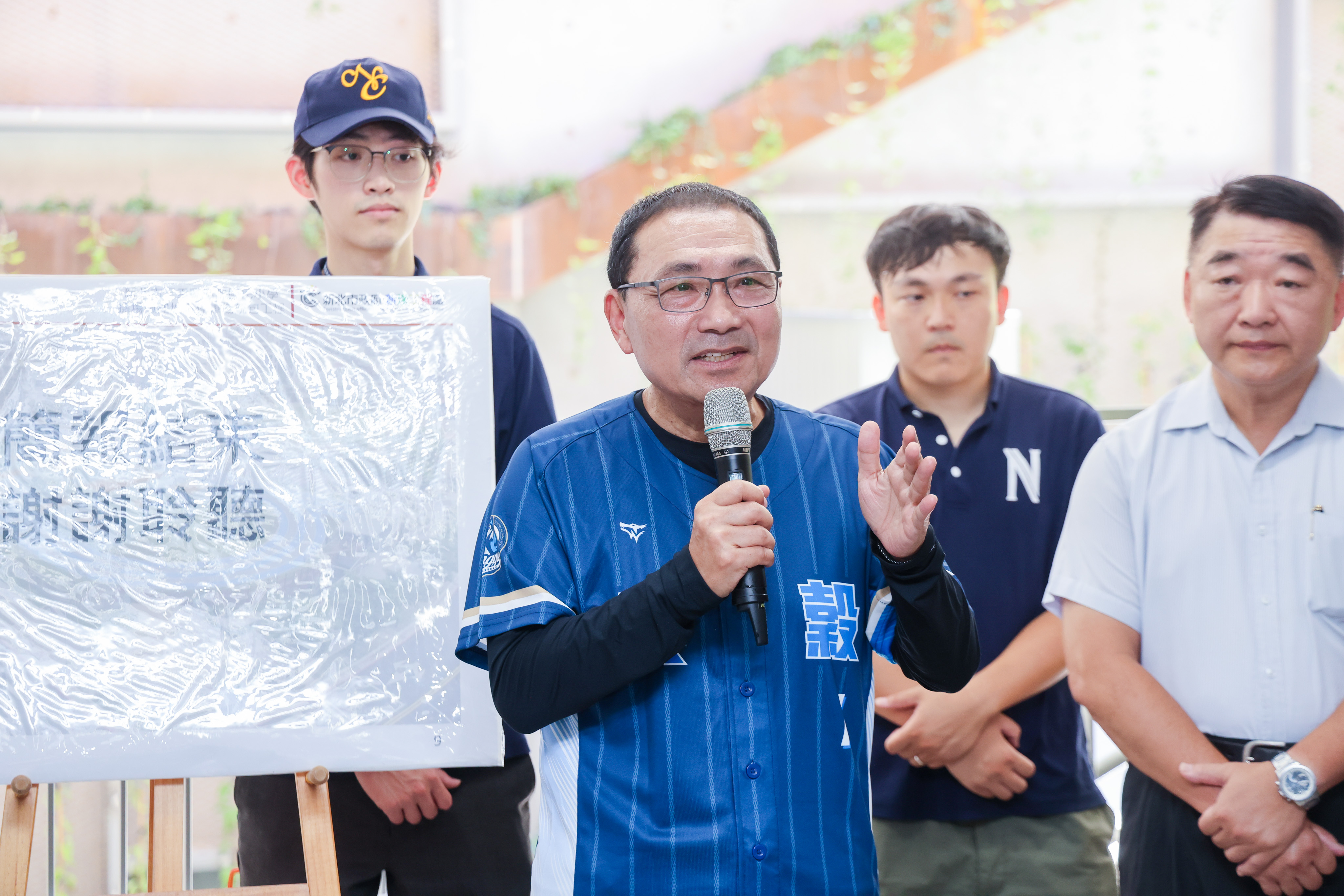 侯友宜今(25)日前往視察三重興穀國小操場共構地下停車場工程完工。