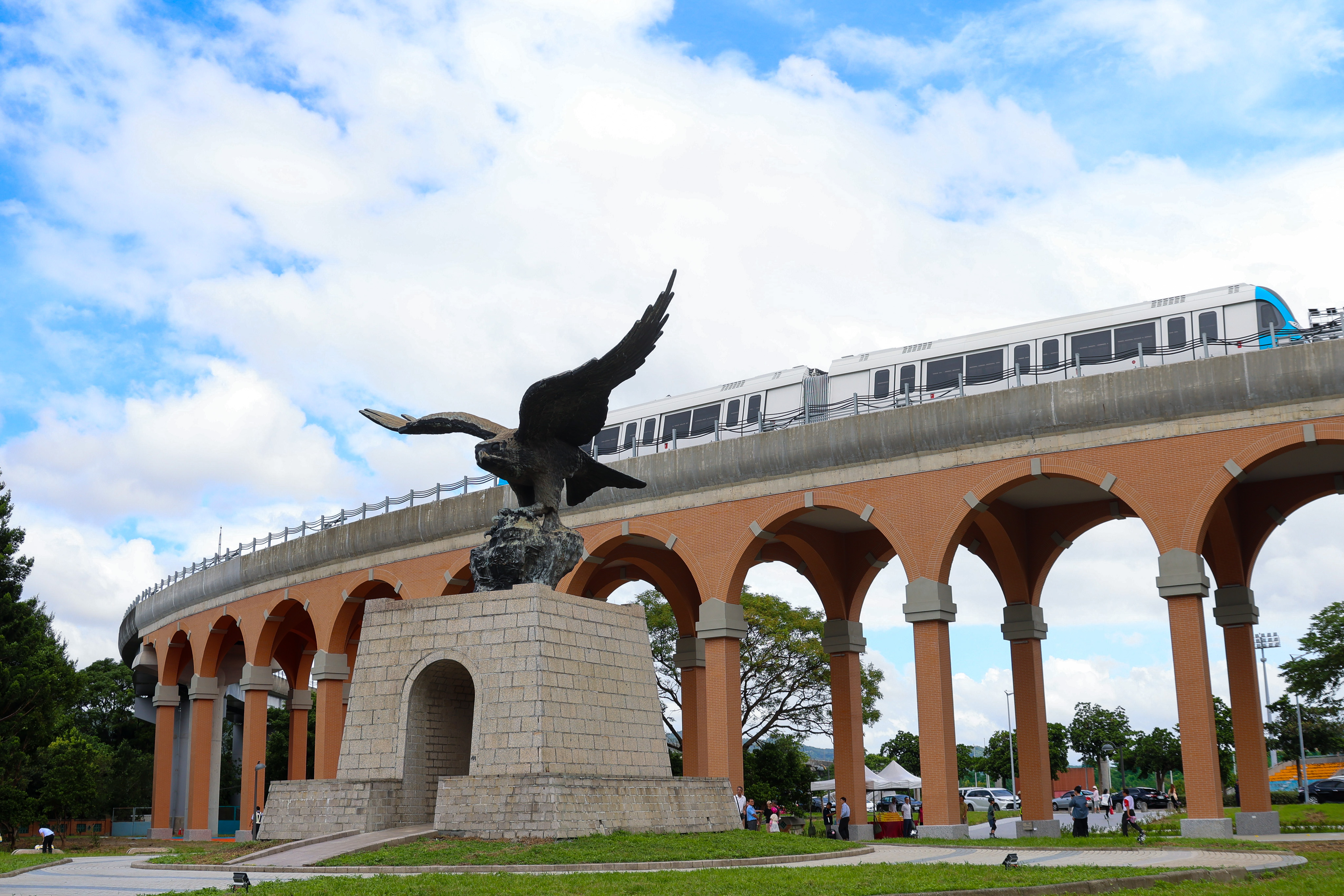 捷運三鶯線將穿越國立臺北大學飛鳶廣場，新北市政府特別融合巴洛克線條風格及閩南拱橋設計，將捷運高架橋體打造成全臺捷運唯一一座「仿紅磚拱型設計」的特殊橋梁。