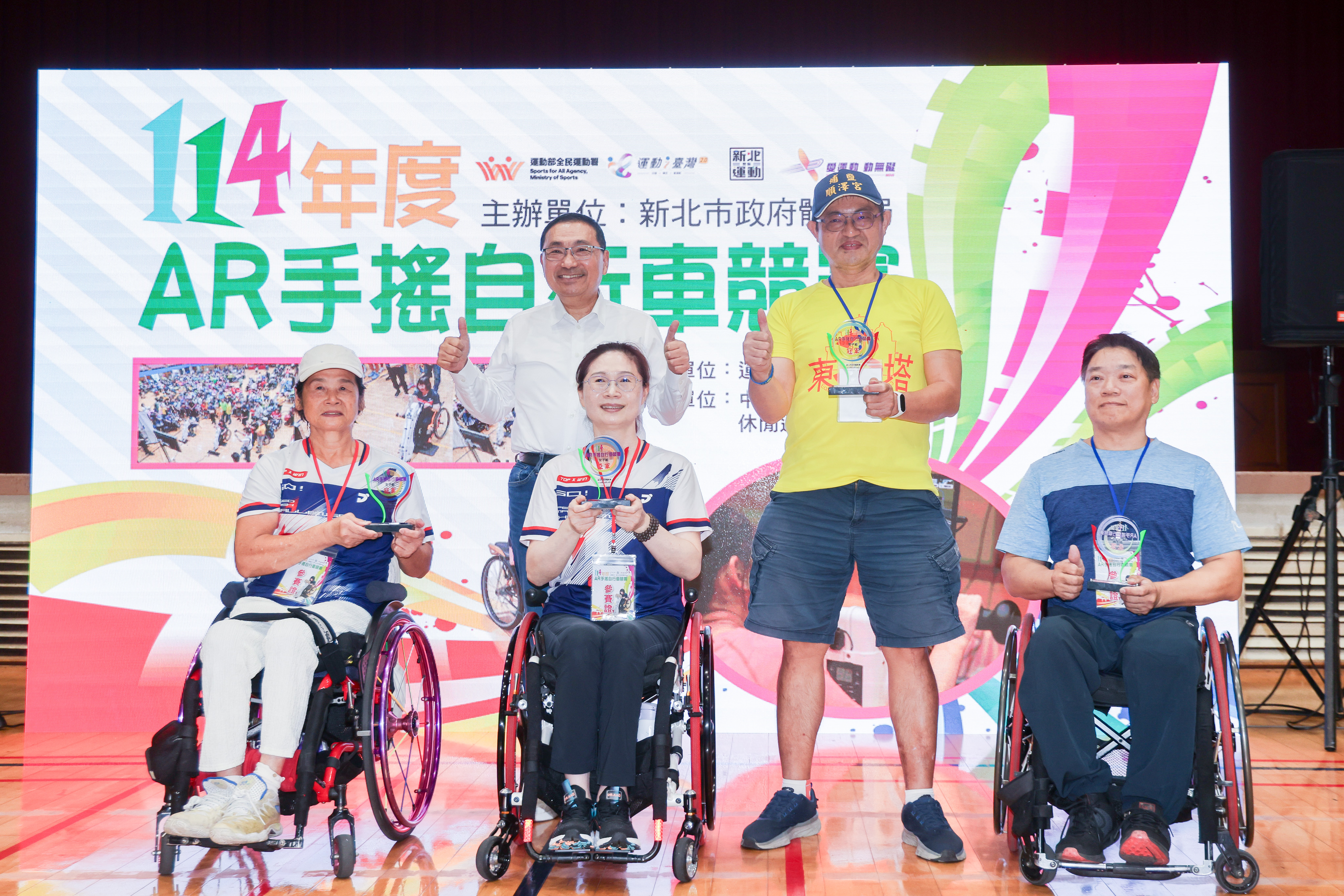 侯友宜頒獎予「AR手搖車總決賽」男女組冠亞軍。