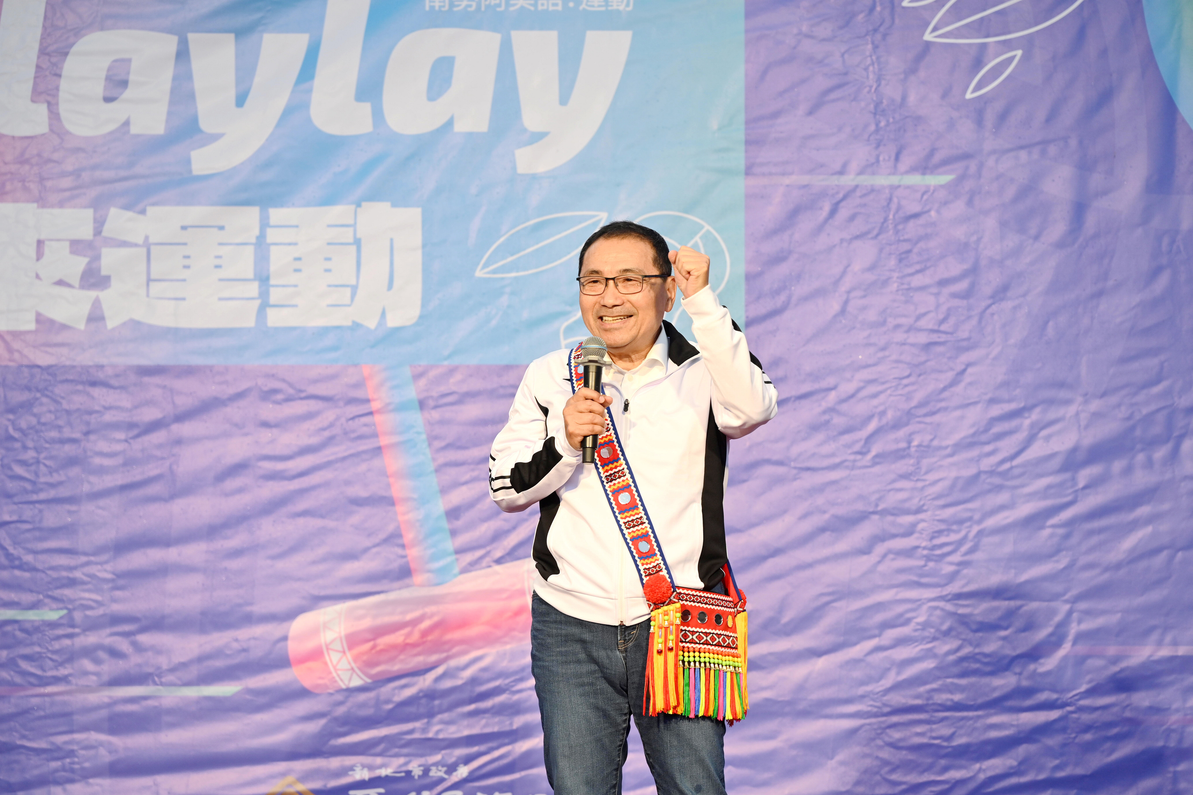 長者們隨音樂擺動身軀，笑聲此起彼落，現場氣氛宛如大型文化派對，不僅促進身心健康，展現銀髮族堅韌又充滿活力的一面