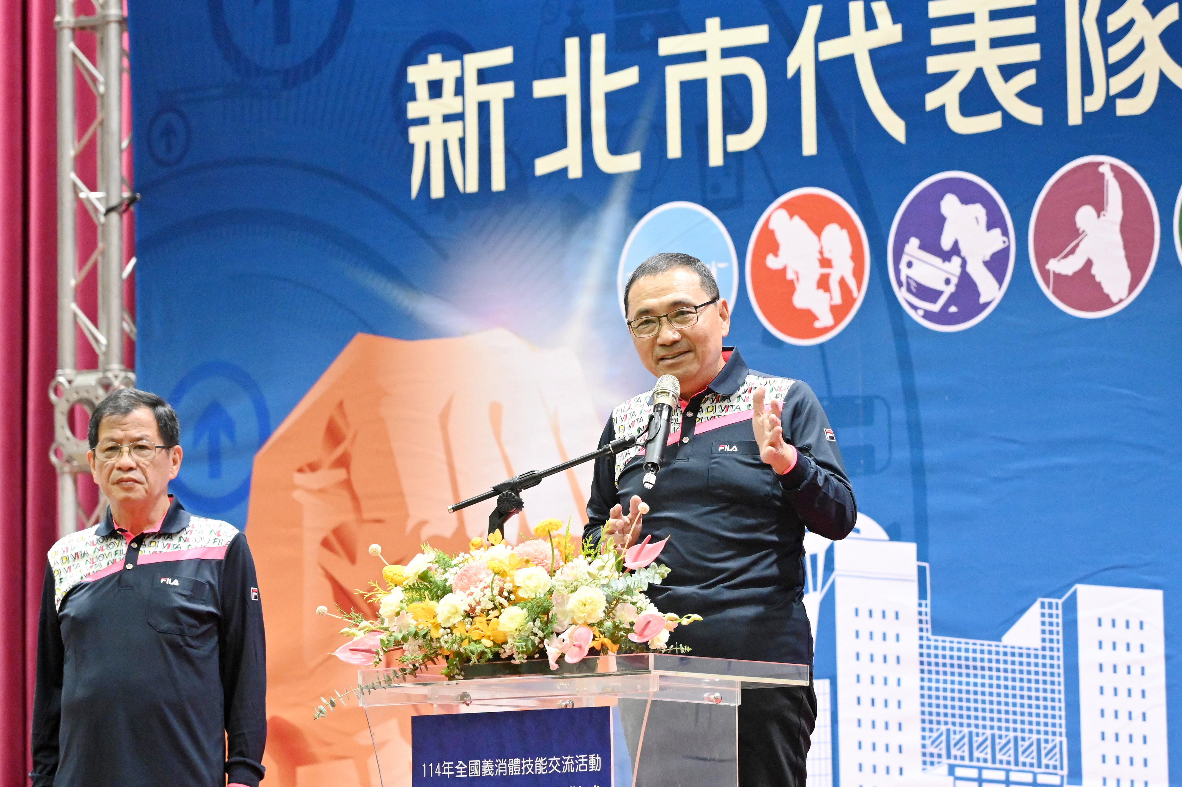 新北市長侯友宜今（24）日出席「114年新北市代表隊授旗儀式暨企業義消成軍典禮」，為即將出征的義消選手授旗