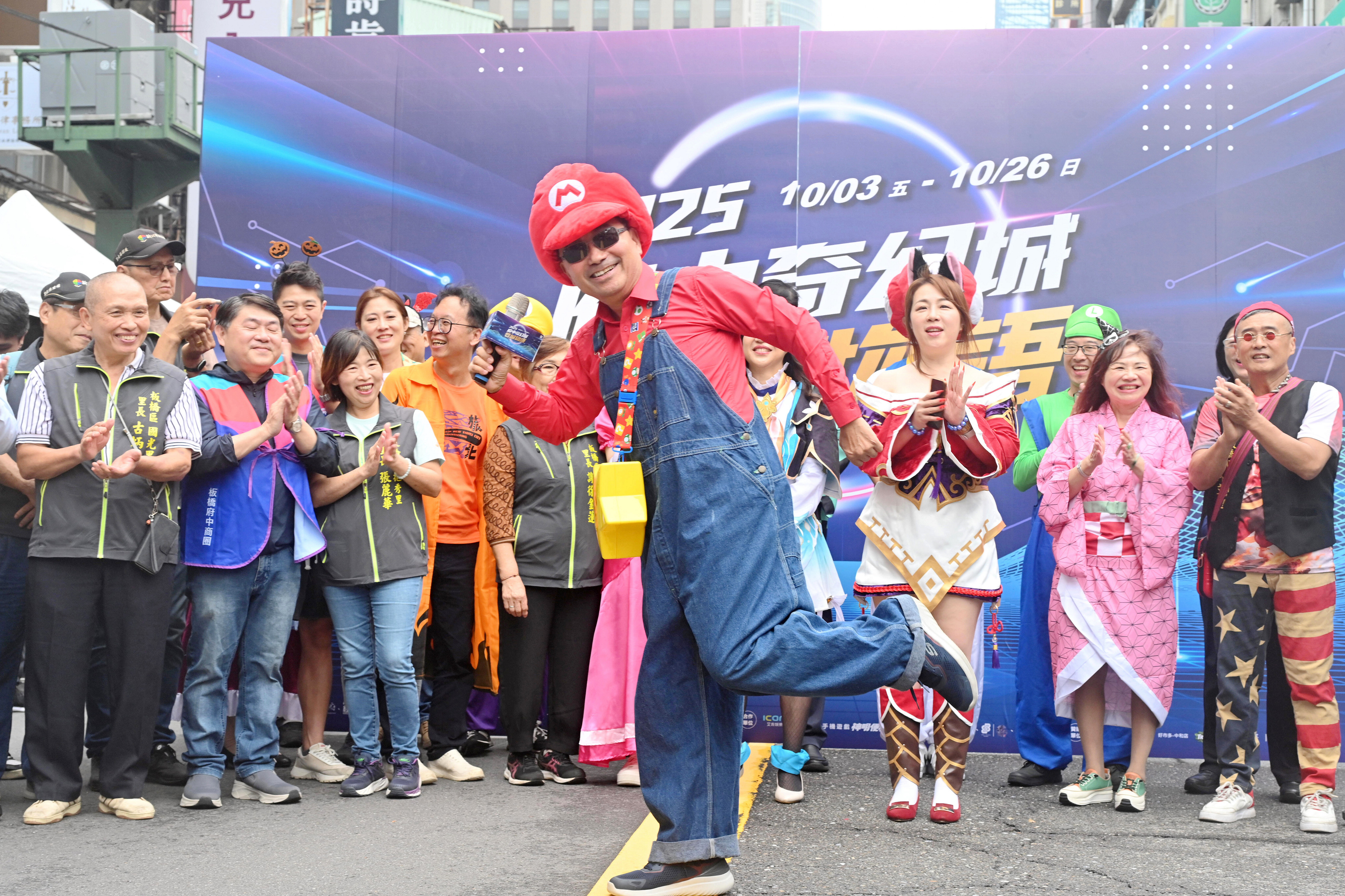 侯友宜化身瑪利歐，帶領大小朋友一同登入電玩奇幻世界