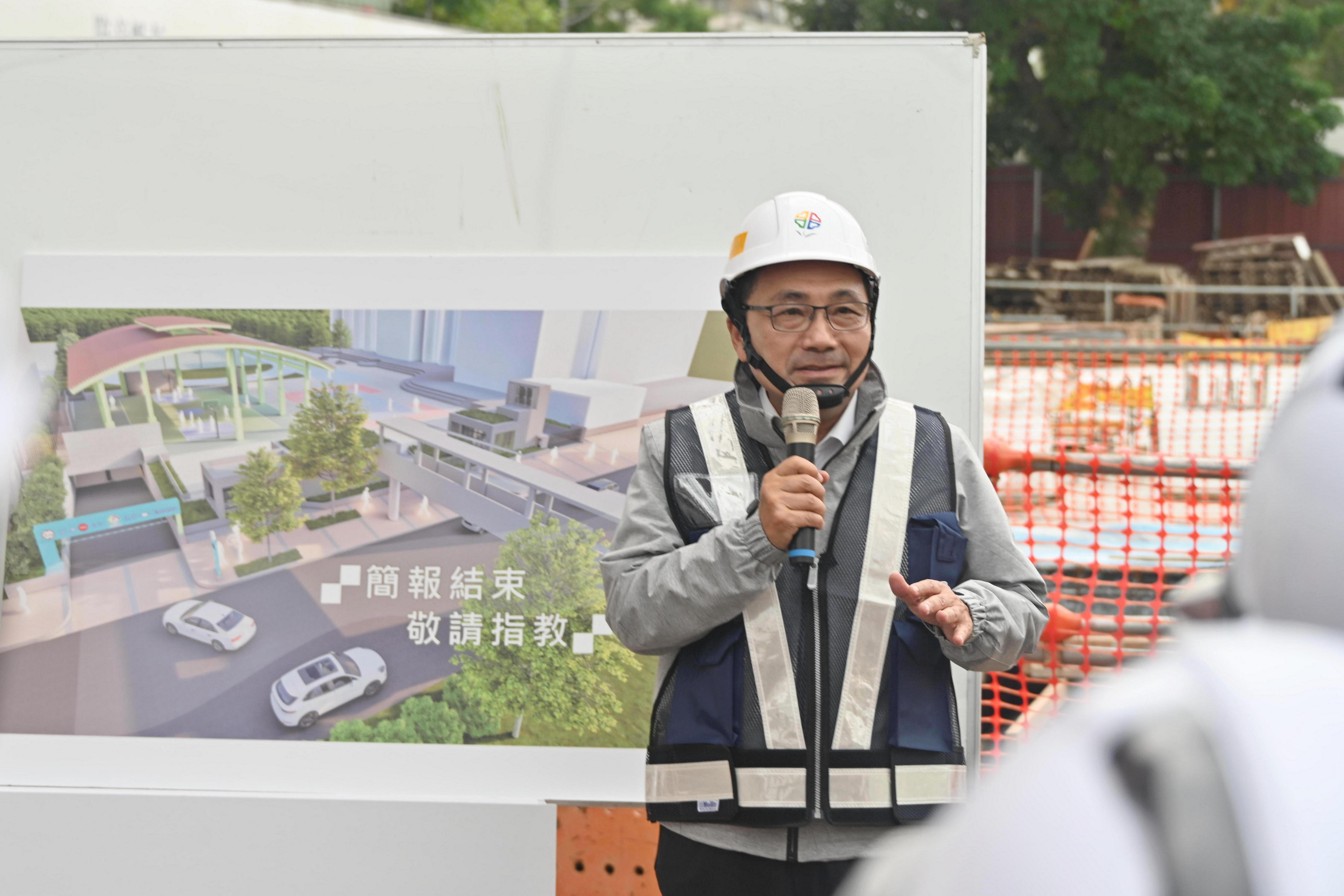 新北市長侯友宜今（1）日前往板橋信義國小視察地下停車場工程。