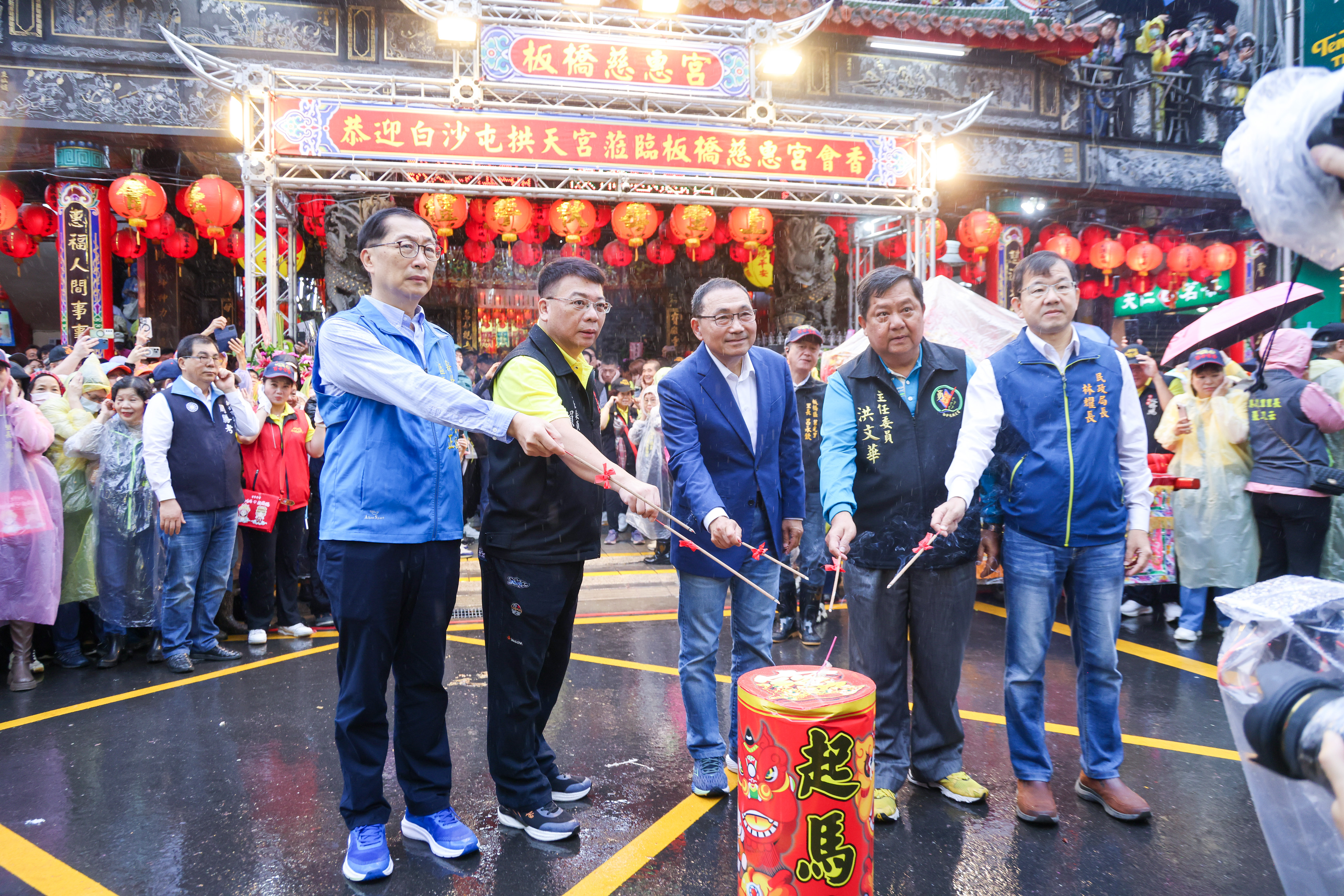 板橋慈惠宮與苗栗白沙屯拱天宮聯合舉辦百年會香，象徵宗教文化的傳承與交流。