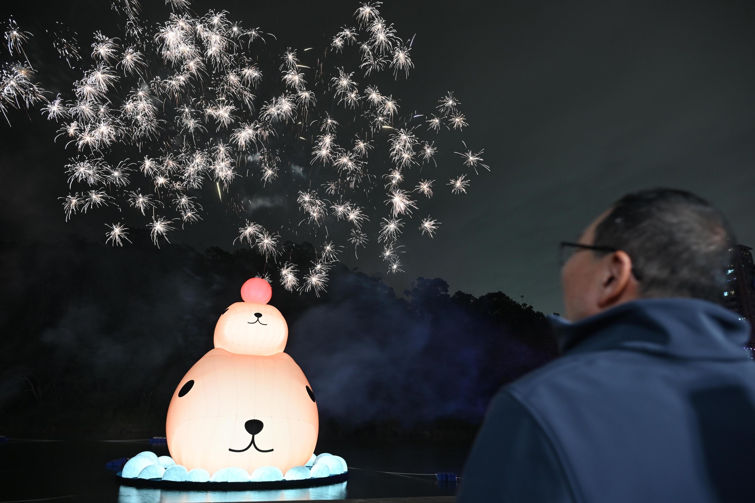 侯友宜說，本次活動是水豚君首度在臺灣以高達12公尺水上地景裝置亮相，在新北最具代表性的碧潭水岸地景，歡迎大家一同共享專屬於新北的期間限定景觀。