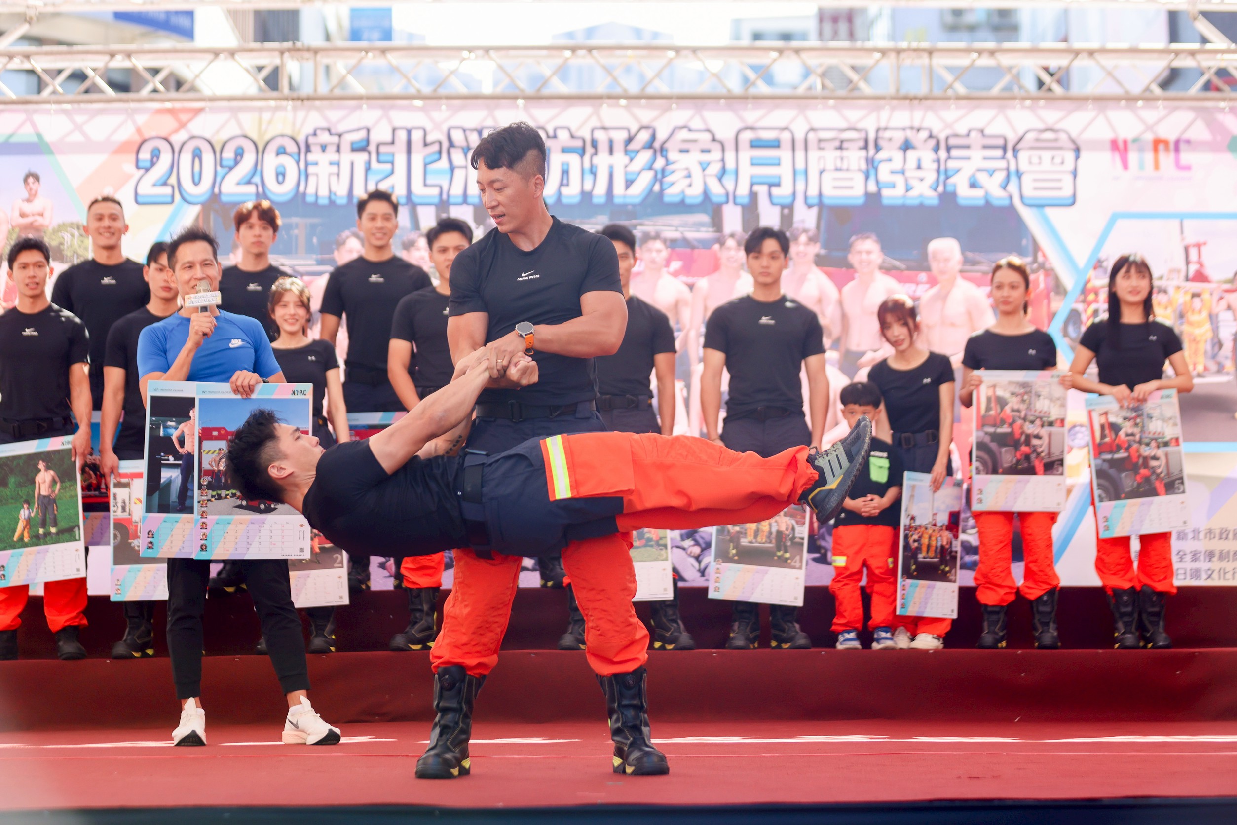 2026新北消防形象月曆以「全民守護‧消防萌力」為主題，不僅有集專業於一身的消防員，也特別邀請小朋友化身小小消防員共同拍攝