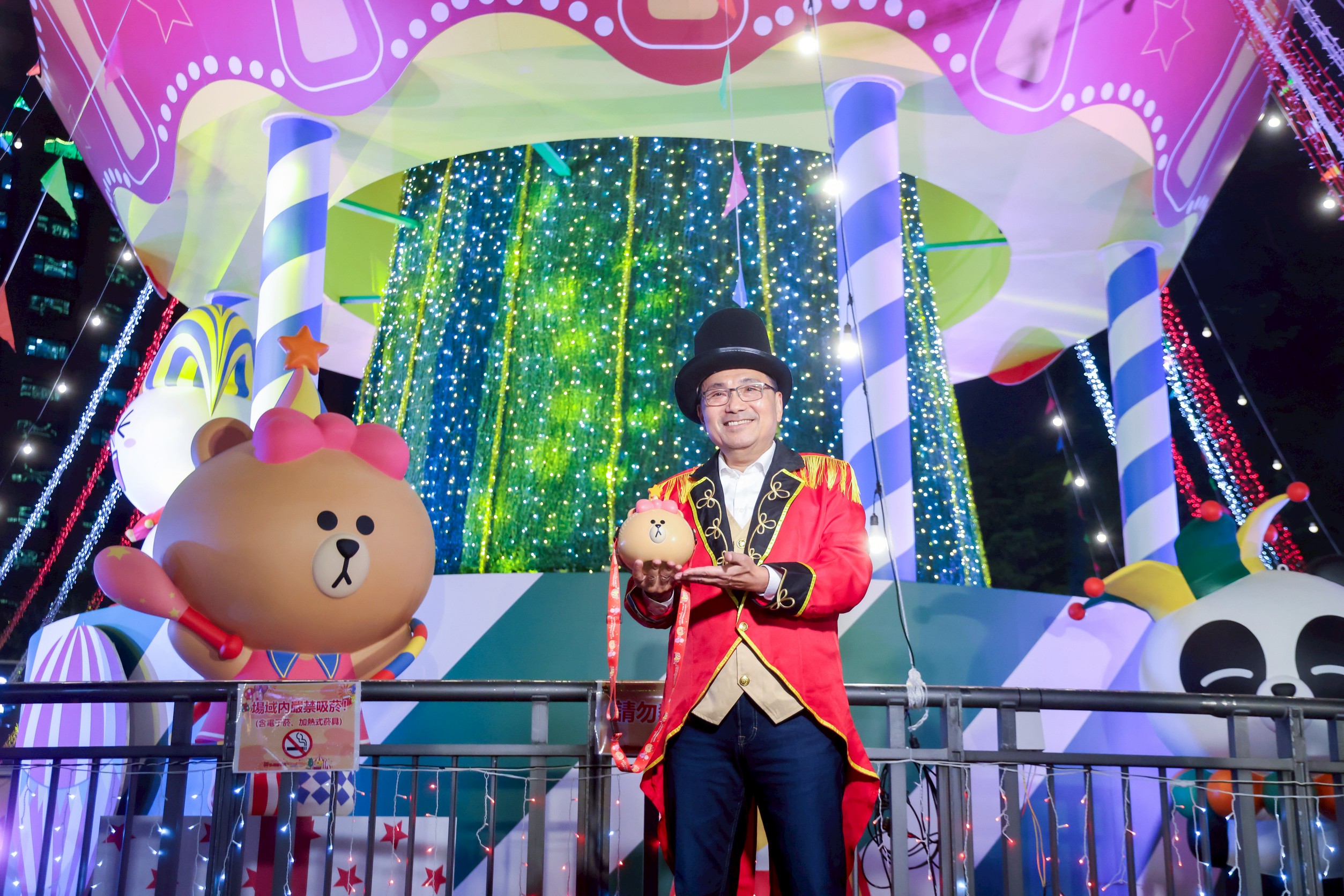 今年與全球知名 IP「LINE FRIENDS & LINE FRIENDS minini」合作，融入馬戲團嘉年華主題，期望帶給市民與旅客最溫馨的耶誕禮物。