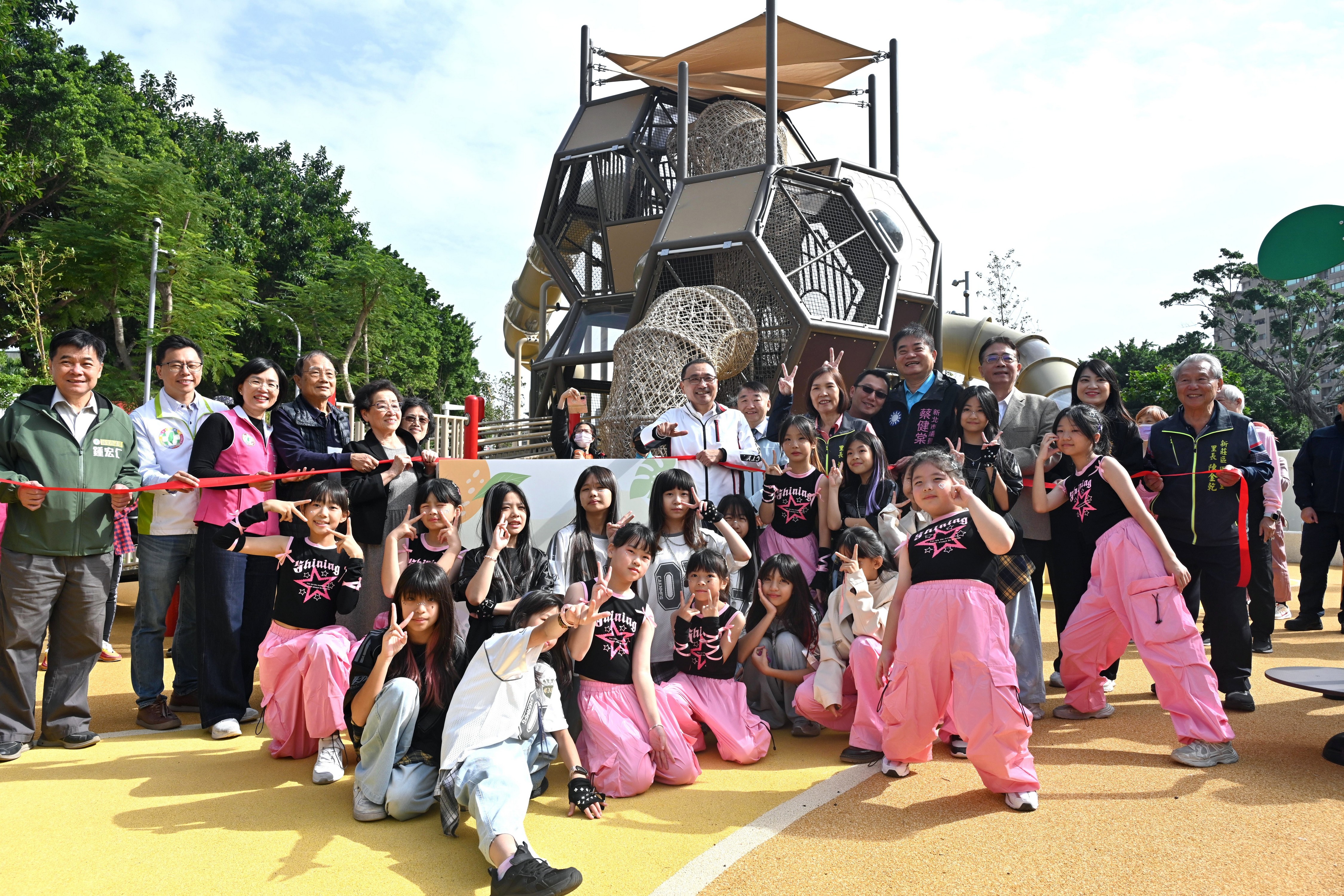 侯友宜表示，此次工程將快樂公園擴建為全齡化共融公園，同時改善周邊道路及人行環境，打造讓長者及小孩安心舒適的全齡友善空間。