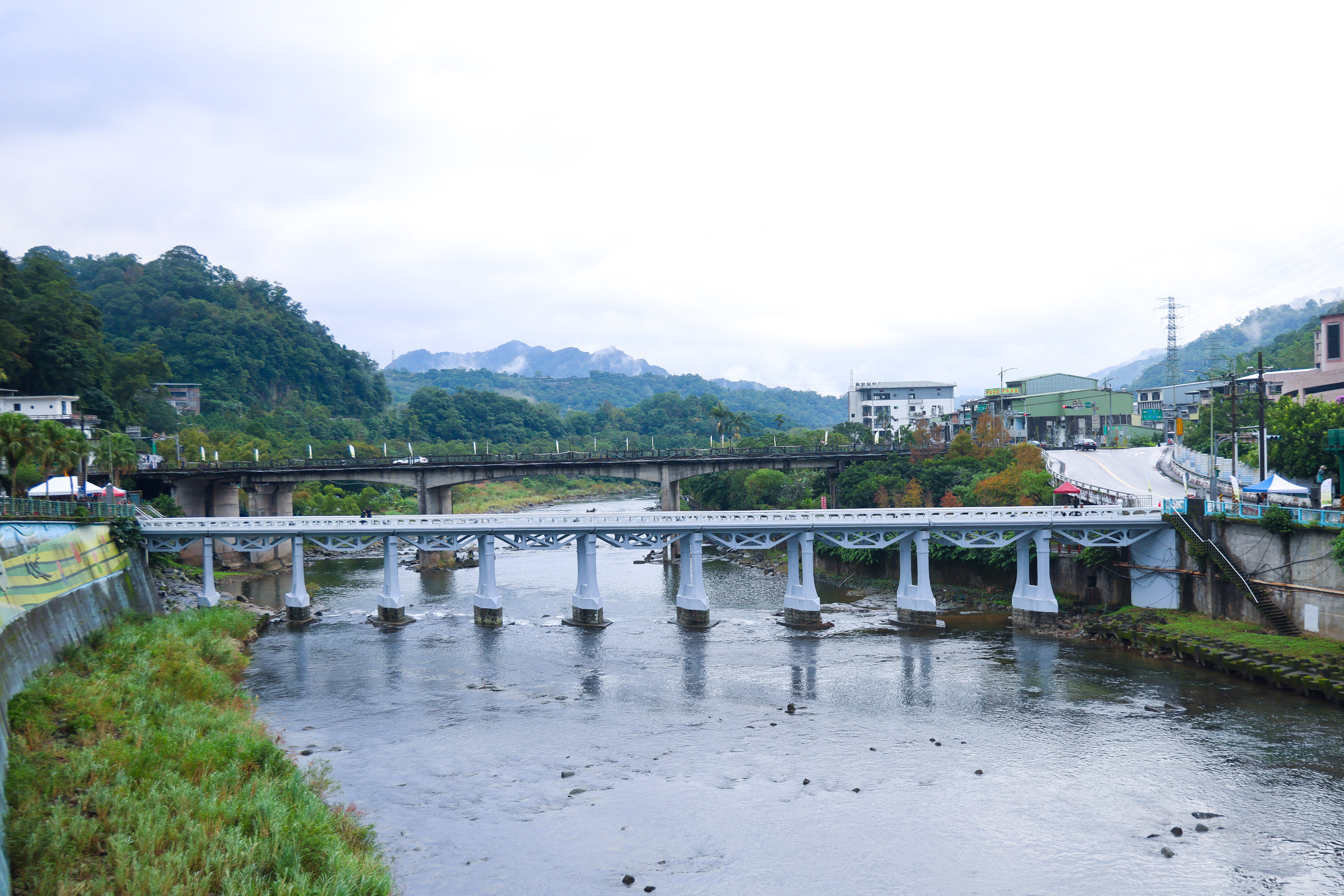坪林尾橋建造於西元1900年，是跨越北勢溪、連結往返臺北與宜蘭的重要交通節點，迄今已長達逾百年，成為極具地方意象的重要景點。