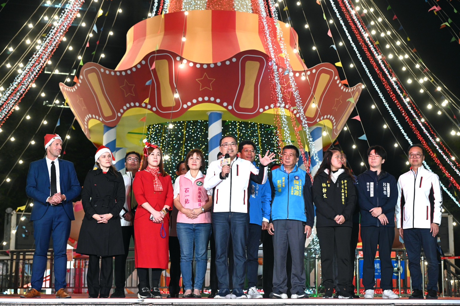 新北歡樂耶誕城今(5)晚啟動第二支雷射光雕秀「馬戲團魔法道具篇」，並同步開幕德國耶誕市集，帶來奇幻光影秀與道地德國美食。