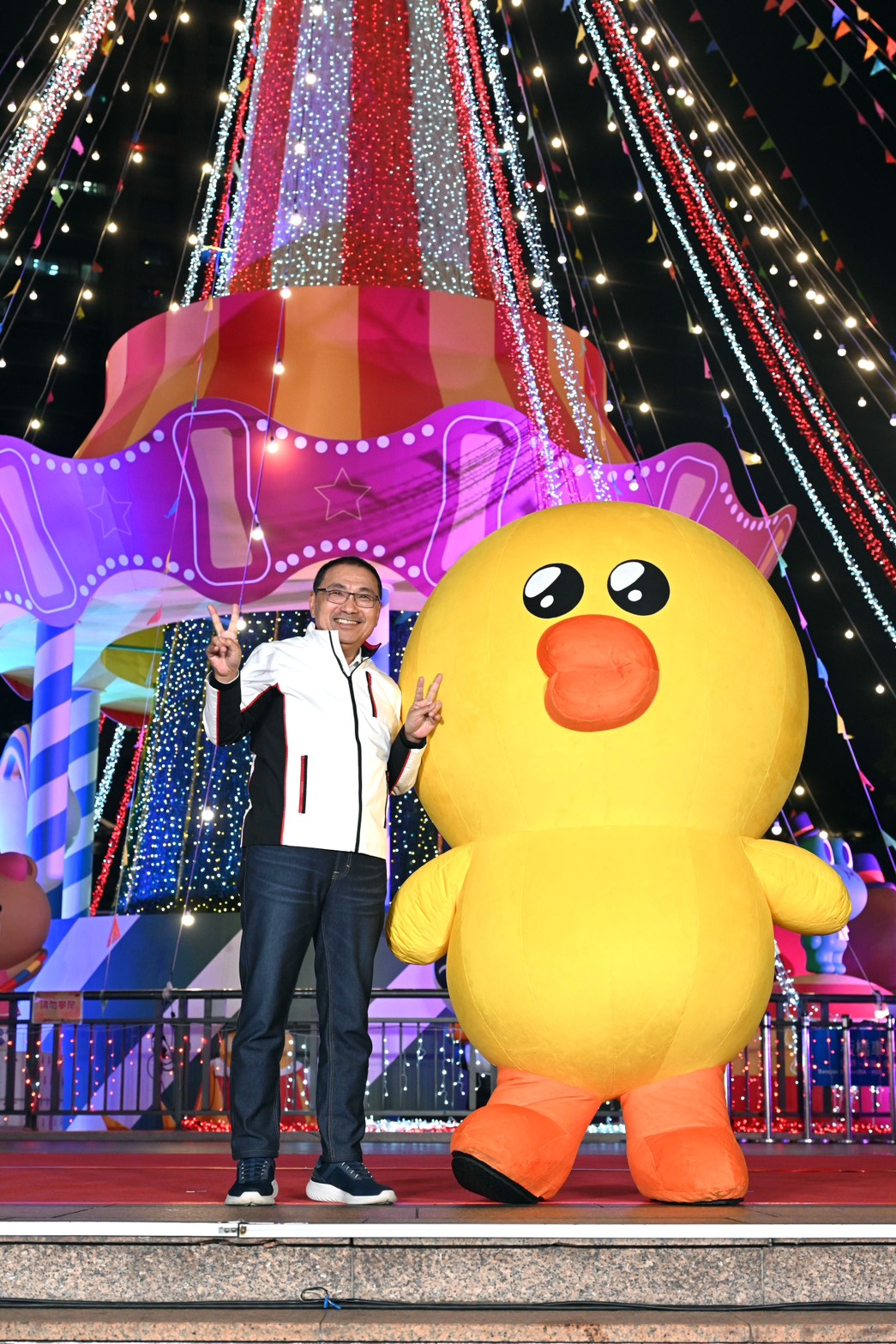 LINE FRIENDS第3位人氣角色莎莉現身點燈活動，侯友宜與莎莉開心合影。