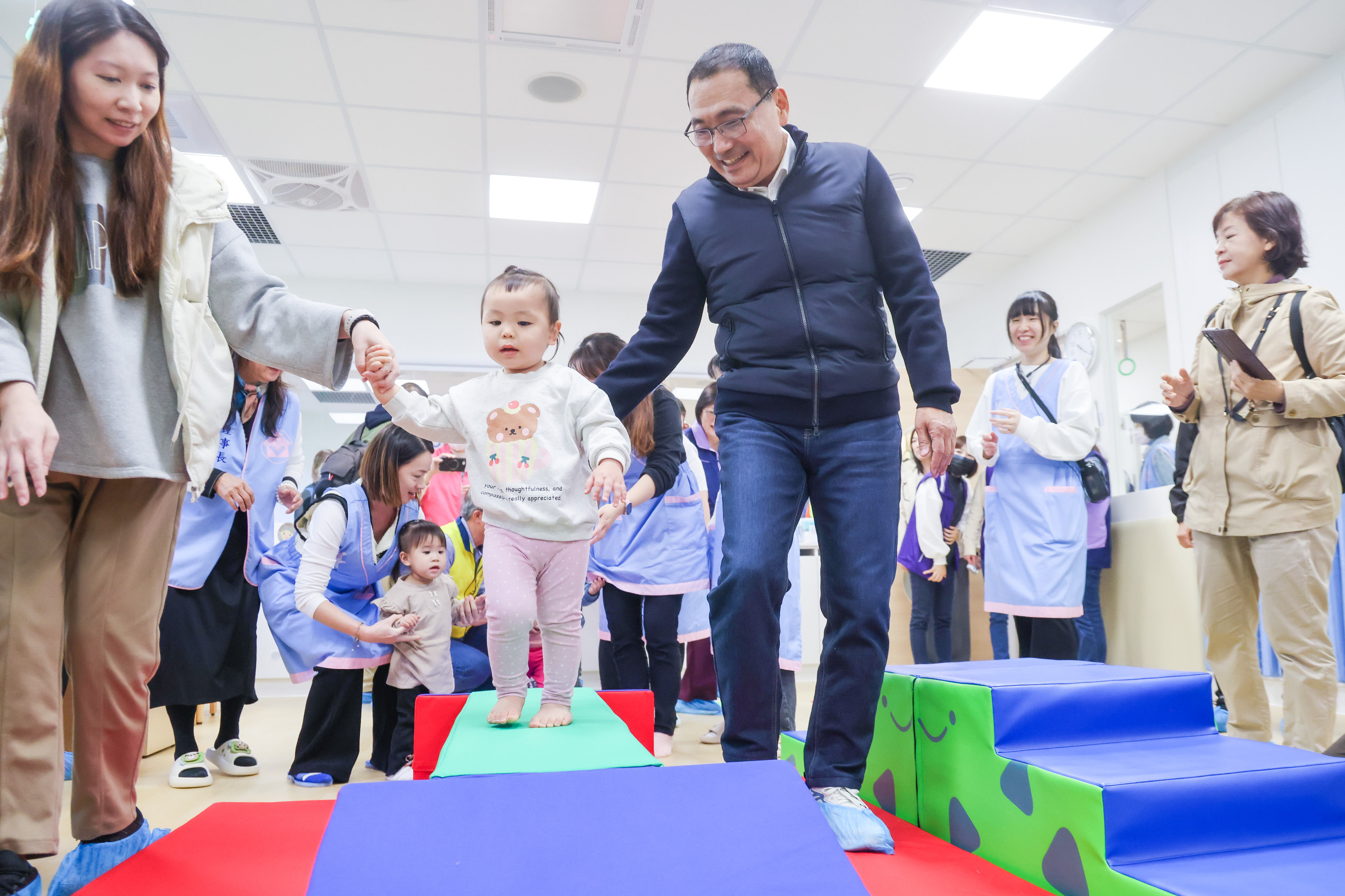 侯友宜表示，新北市公共托育中心數量為全國之冠，明（115）年1月將於泰山、板橋再各增設一家公托，總數達130家，打造完善的托育環境。