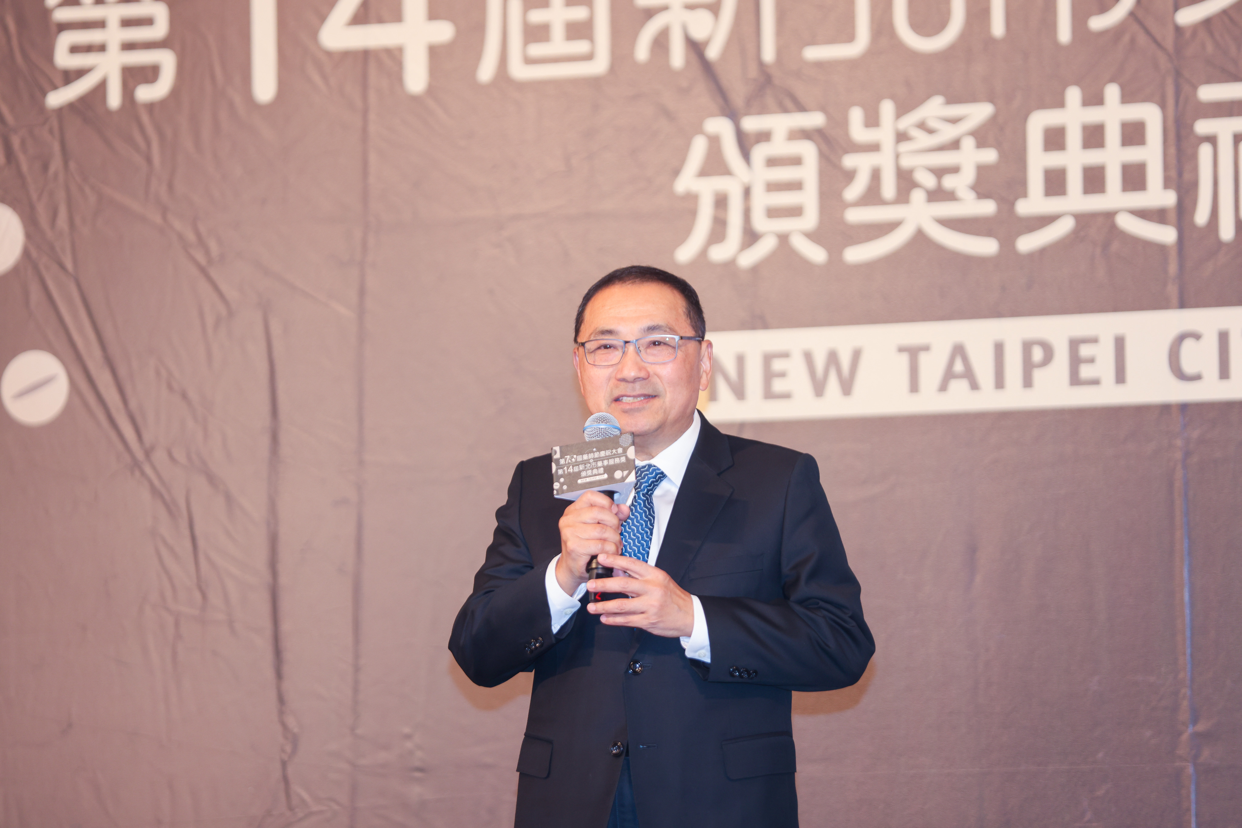 侯友宜表示，新北市有5,614名藥師及藥劑生，共同守護市民的用藥安全。