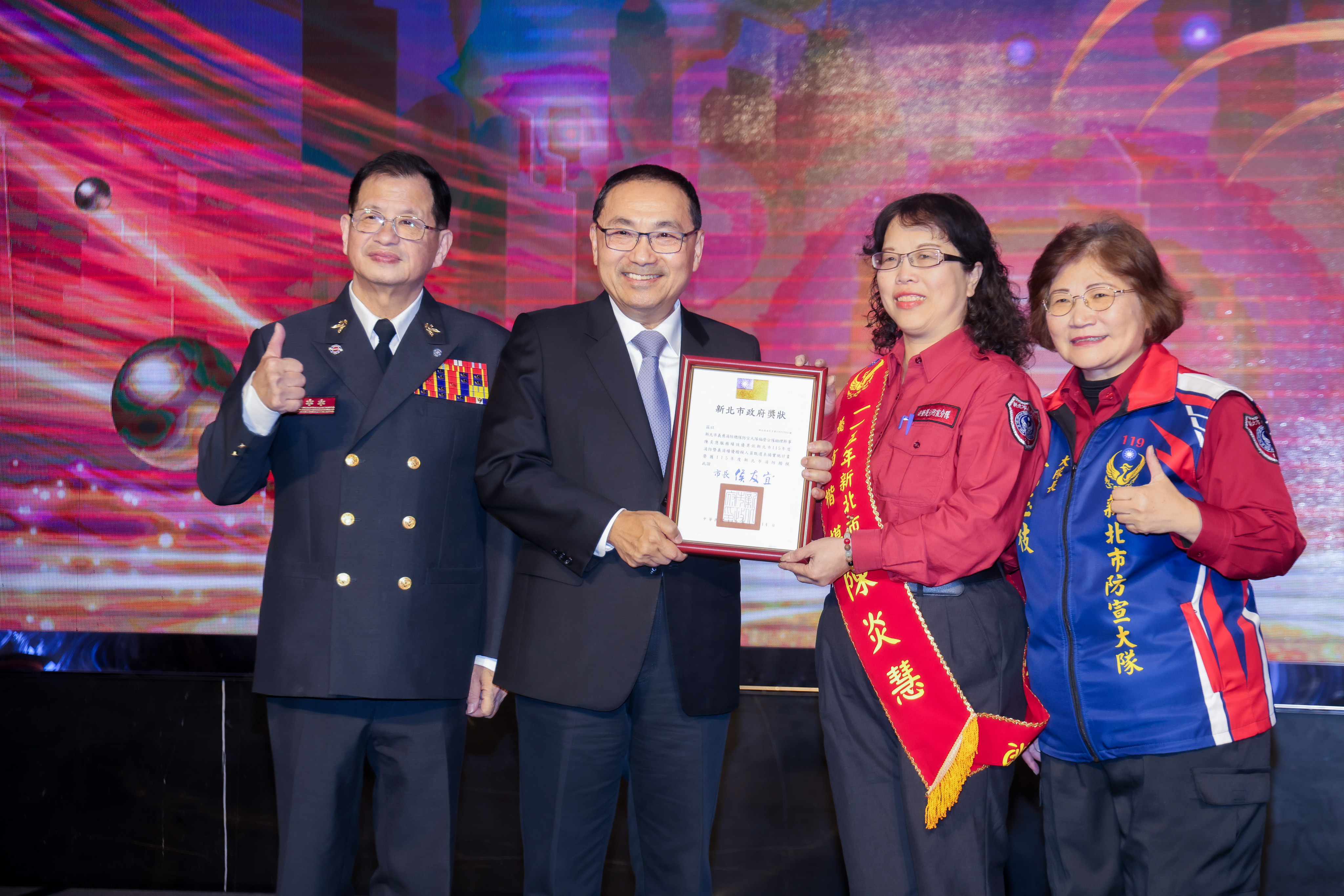 侯友宜說，正是這些無名英雄堅守崗位，新北市在災害應變與公共安全上才能持續精進。