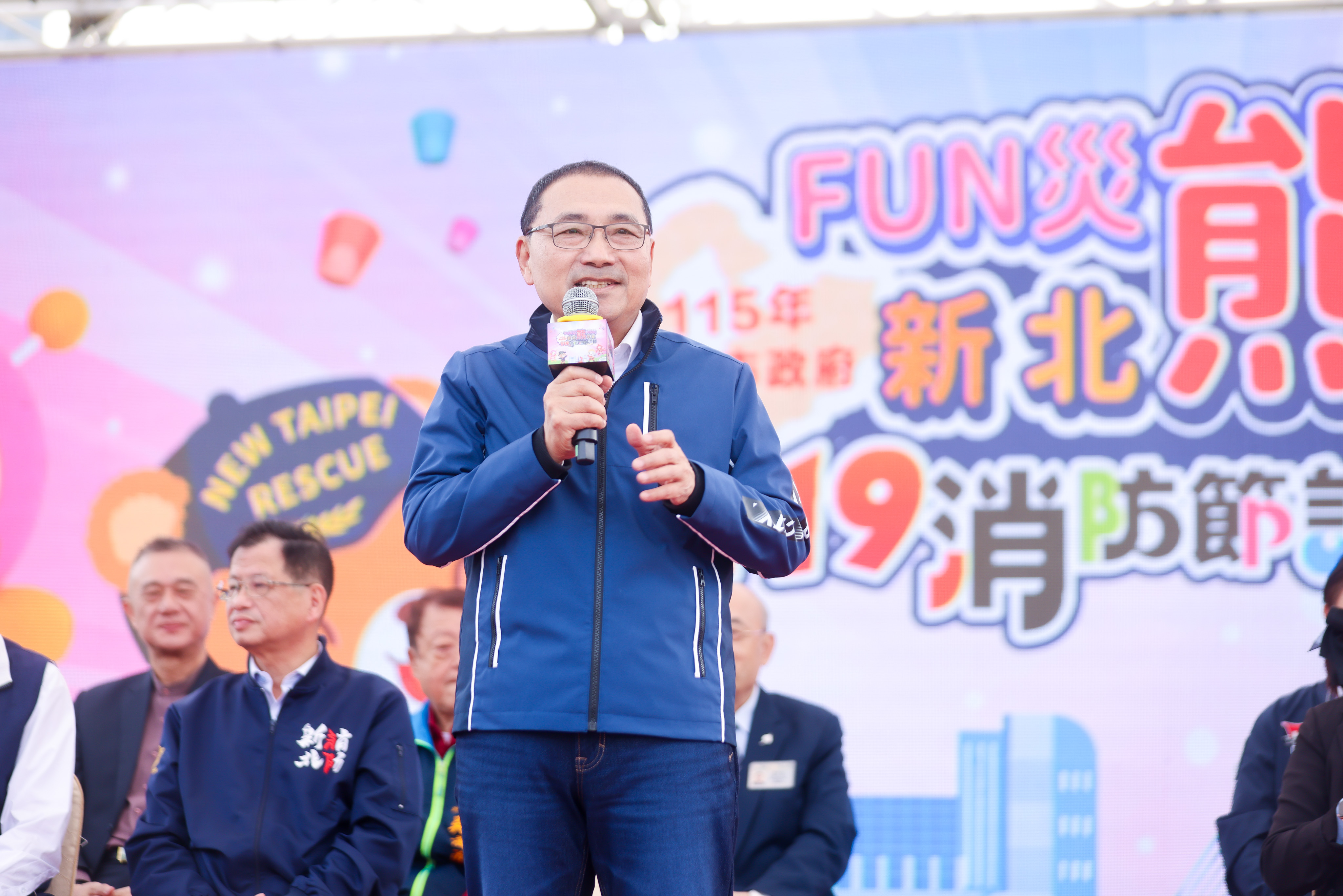新北市政府消防局今（17）日舉辦「FUN災熊HOU 新北熊平安」119消防節誌慶活動，新北市長侯友宜出席並感謝全體消防與義消人員守護市民安全。